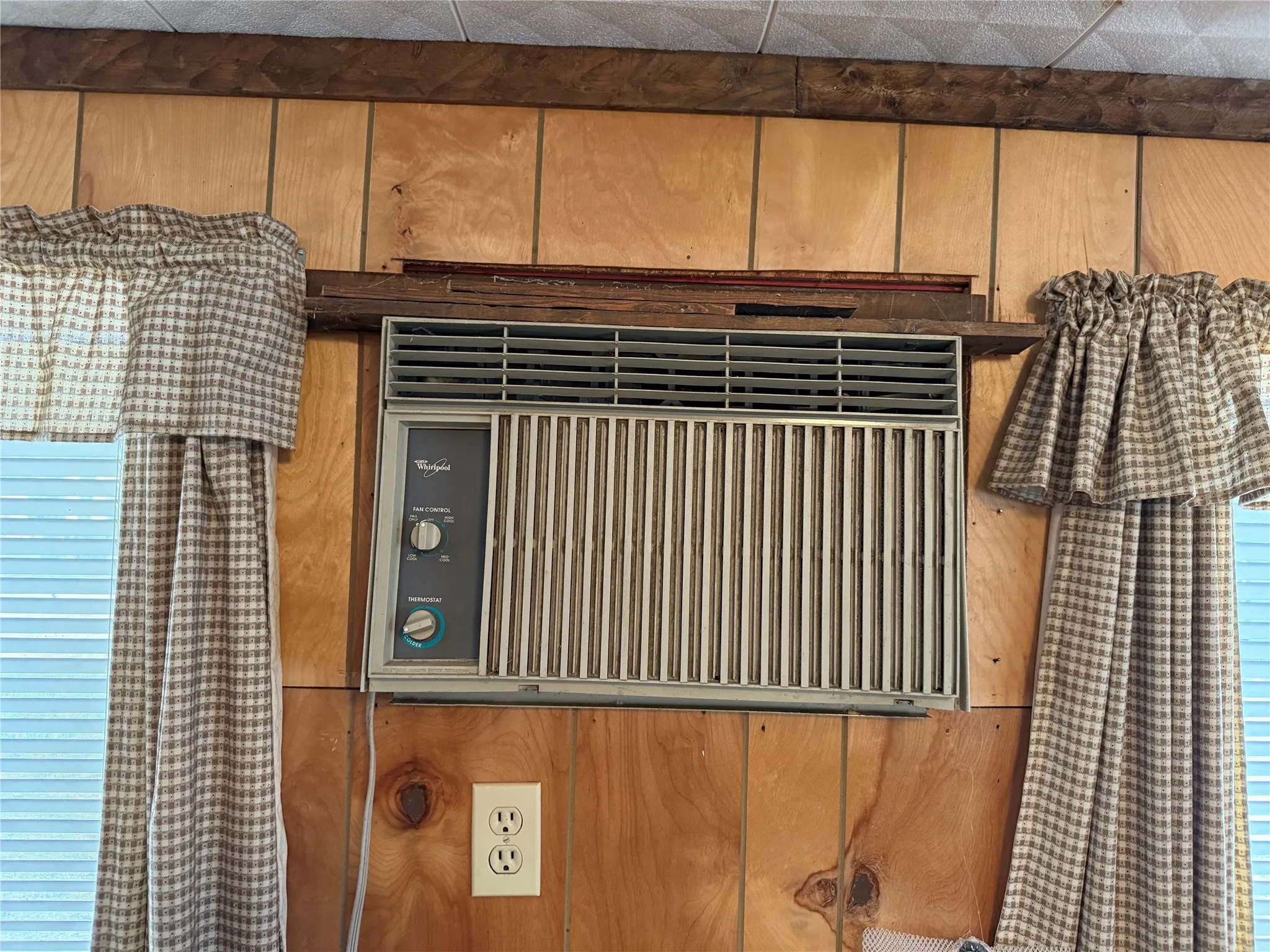 Single Family Residence For Sale in Grayson County , 301 Cedar Point Circle, Gordonville, Texas 76245, 1 Bedroom, 2 Bathrooms, Garage spaces, 1,360 Sqft, built in 1955, Price $132,000, mls#21351714, Real Estate Agent in Gordonville, Homes For Sale in Grayson county, Homes For Sale in Gordonville, Realtor in Gordonville Texas, Real Estate Brokerage Independent Realty Texas, Luminita Cordes Realtor