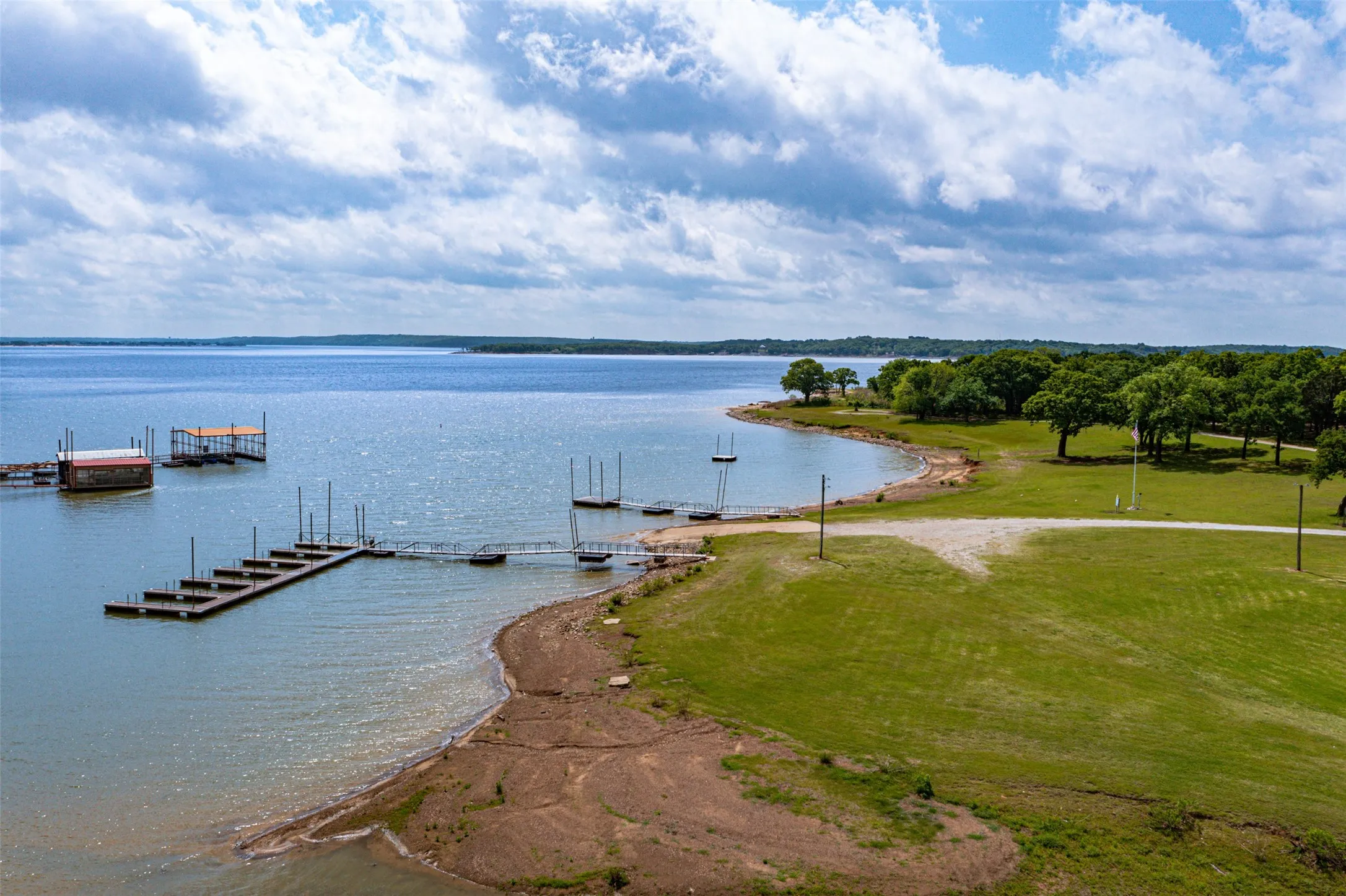 Single Family Residence For Sale in Grayson County , 301 Cedar Point Circle, Gordonville, Texas 76245, 1 Bedroom, 2 Bathrooms, Garage spaces, 1,360 Sqft, built in 1955, Price $132,000, mls#21351714, Real Estate Agent in Gordonville, Homes For Sale in Grayson county, Homes For Sale in Gordonville, Realtor in Gordonville Texas, Real Estate Brokerage Independent Realty Texas, Luminita Cordes Realtor