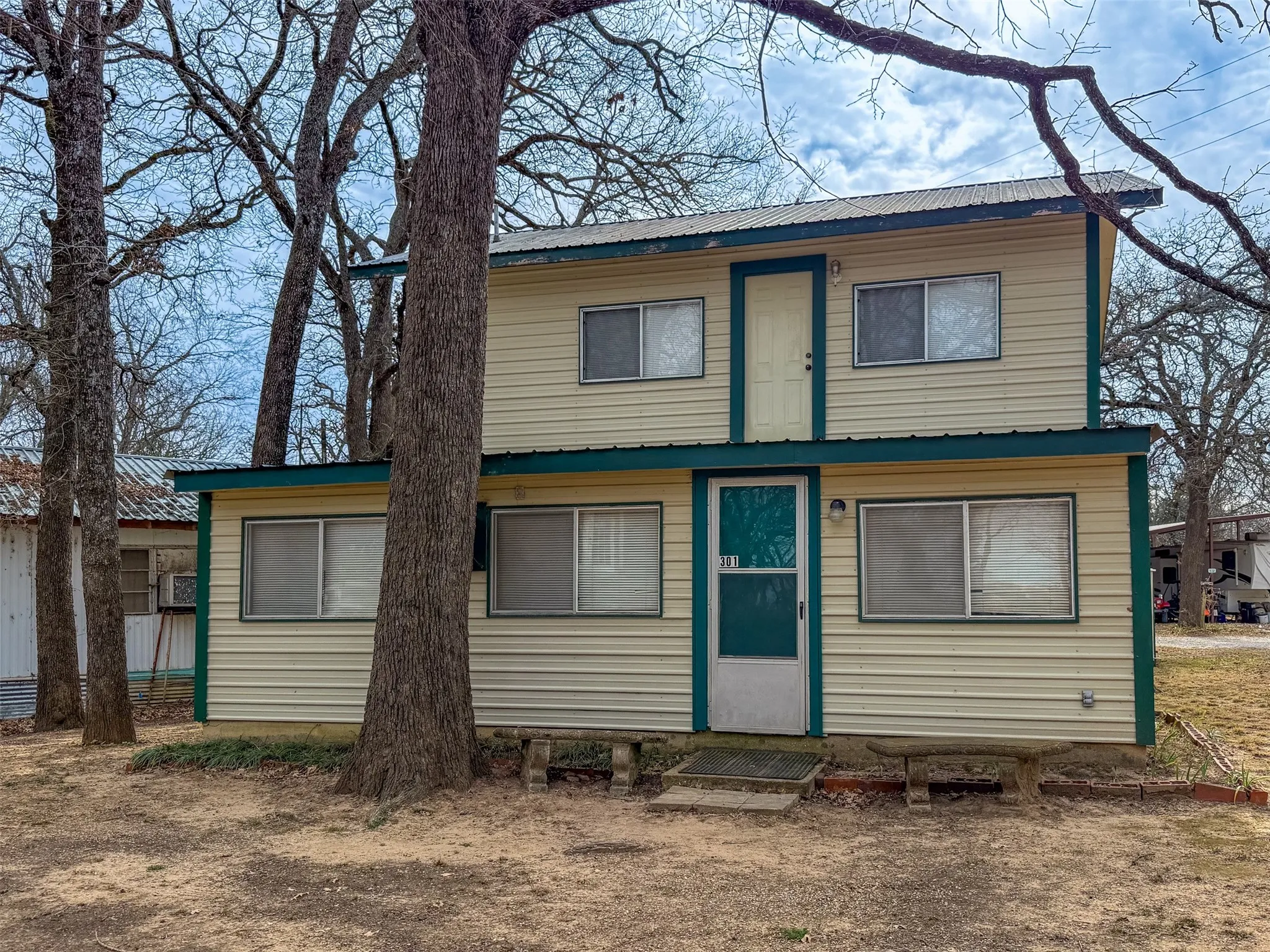 Single Family Residence For Sale in Grayson County , 301 Cedar Point Circle, Gordonville, Texas 76245, 1 Bedroom, 2 Bathrooms, Garage spaces, 1,360 Sqft, built in 1955, Price $132,000, mls#21351714, Real Estate Agent in Gordonville, Homes For Sale in Grayson county, Homes For Sale in Gordonville, Realtor in Gordonville Texas, Real Estate Brokerage Independent Realty Texas, Luminita Cordes Realtor