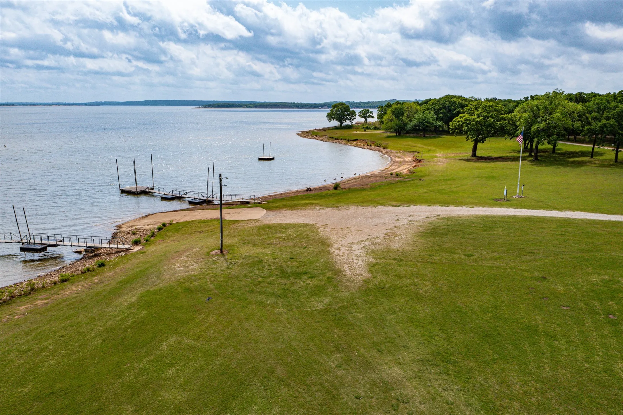 Single Family Residence For Sale in Grayson County , 301 Cedar Point Circle, Gordonville, Texas 76245, 1 Bedroom, 2 Bathrooms, Garage spaces, 1,360 Sqft, built in 1955, Price $132,000, mls#21351714, Real Estate Agent in Gordonville, Homes For Sale in Grayson county, Homes For Sale in Gordonville, Realtor in Gordonville Texas, Real Estate Brokerage Independent Realty Texas, Luminita Cordes Realtor