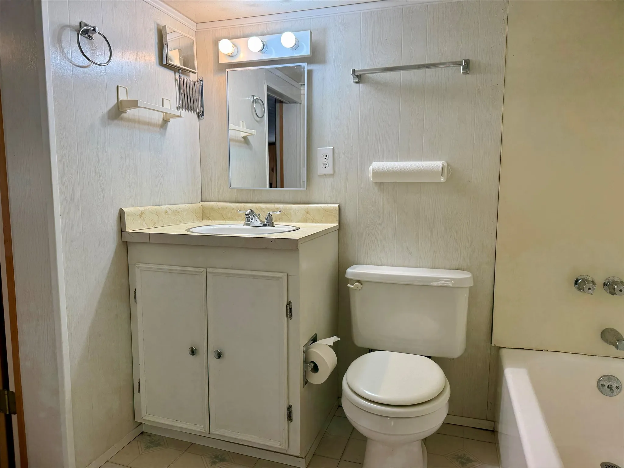 Single Family Residence For Sale in Grayson County , 301 Cedar Point Circle, Gordonville, Texas 76245, 1 Bedroom, 2 Bathrooms, Garage spaces, 1,360 Sqft, built in 1955, Price $132,000, mls#21351714, Real Estate Agent in Gordonville, Homes For Sale in Grayson county, Homes For Sale in Gordonville, Realtor in Gordonville Texas, Real Estate Brokerage Independent Realty Texas, Luminita Cordes Realtor