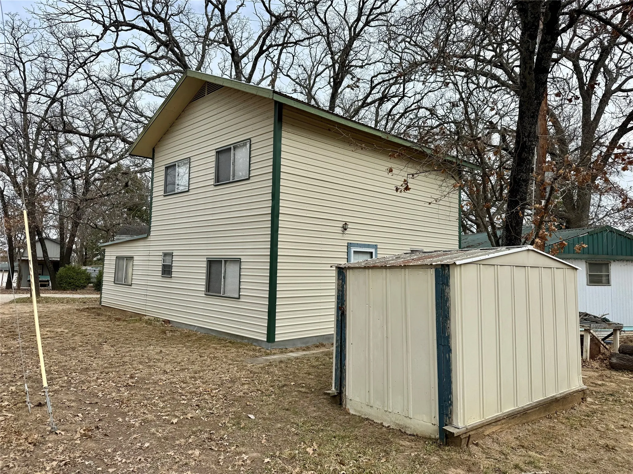 Single Family Residence For Sale in Grayson County , 301 Cedar Point Circle, Gordonville, Texas 76245, 1 Bedroom, 2 Bathrooms, Garage spaces, 1,360 Sqft, built in 1955, Price $132,000, mls#21351714, Real Estate Agent in Gordonville, Homes For Sale in Grayson county, Homes For Sale in Gordonville, Realtor in Gordonville Texas, Real Estate Brokerage Independent Realty Texas, Luminita Cordes Realtor