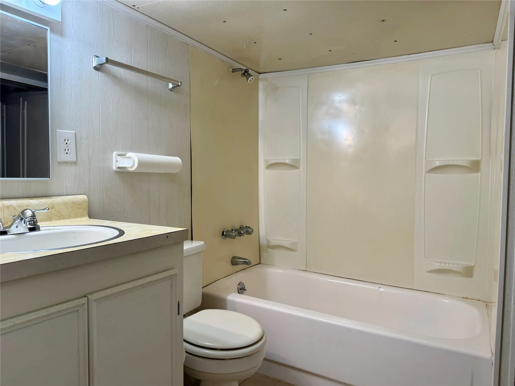 Single Family Residence For Sale in Grayson County , 301 Cedar Point Circle, Gordonville, Texas 76245, 1 Bedroom, 2 Bathrooms, Garage spaces, 1,360 Sqft, built in 1955, Price $132,000, mls#21351714, Real Estate Agent in Gordonville, Homes For Sale in Grayson county, Homes For Sale in Gordonville, Realtor in Gordonville Texas, Real Estate Brokerage Independent Realty Texas, Luminita Cordes Realtor