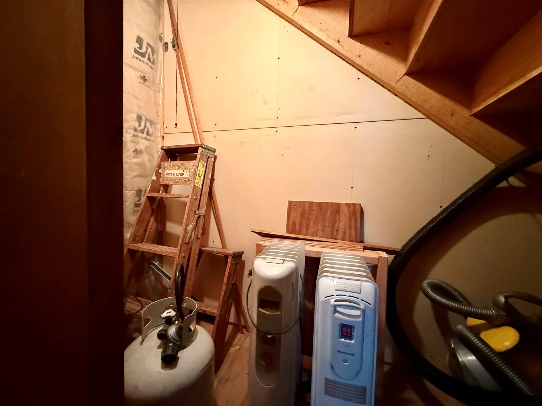 Single Family Residence For Sale in Grayson County , 301 Cedar Point Circle, Gordonville, Texas 76245, 1 Bedroom, 2 Bathrooms, Garage spaces, 1,360 Sqft, built in 1955, Price $132,000, mls#21351714, Real Estate Agent in Gordonville, Homes For Sale in Grayson county, Homes For Sale in Gordonville, Realtor in Gordonville Texas, Real Estate Brokerage Independent Realty Texas, Luminita Cordes Realtor