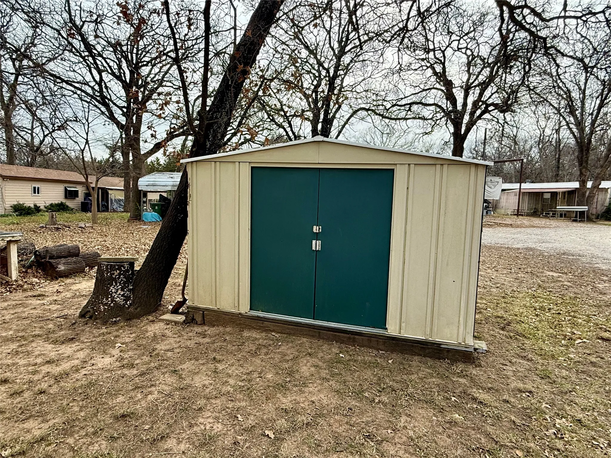 Single Family Residence For Sale in Grayson County , 301 Cedar Point Circle, Gordonville, Texas 76245, 1 Bedroom, 2 Bathrooms, Garage spaces, 1,360 Sqft, built in 1955, Price $132,000, mls#21351714, Real Estate Agent in Gordonville, Homes For Sale in Grayson county, Homes For Sale in Gordonville, Realtor in Gordonville Texas, Real Estate Brokerage Independent Realty Texas, Luminita Cordes Realtor