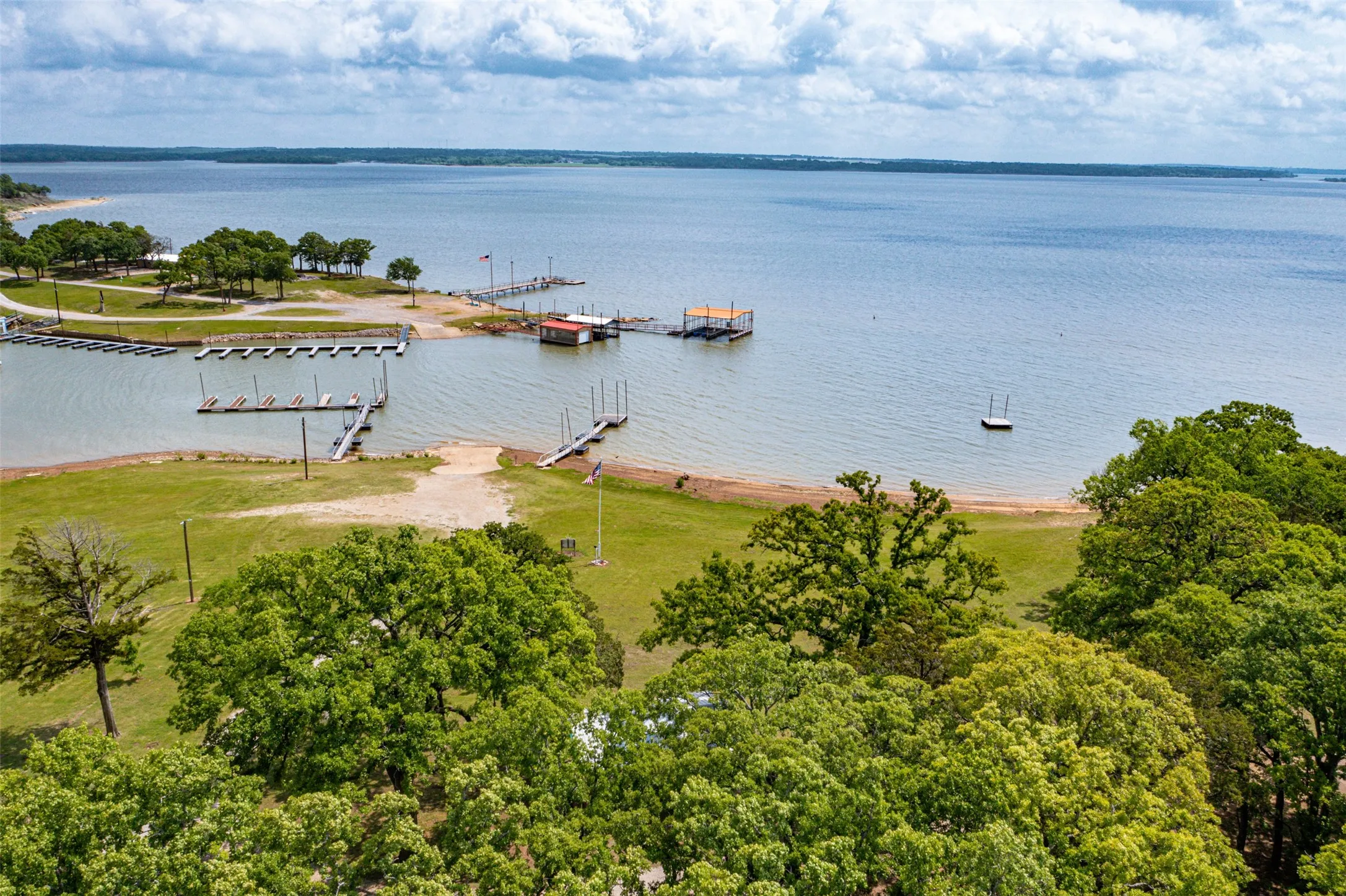 Single Family Residence For Sale in Grayson County , 301 Cedar Point Circle, Gordonville, Texas 76245, 1 Bedroom, 2 Bathrooms, Garage spaces, 1,360 Sqft, built in 1955, Price $132,000, mls#21351714, Real Estate Agent in Gordonville, Homes For Sale in Grayson county, Homes For Sale in Gordonville, Realtor in Gordonville Texas, Real Estate Brokerage Independent Realty Texas, Luminita Cordes Realtor
