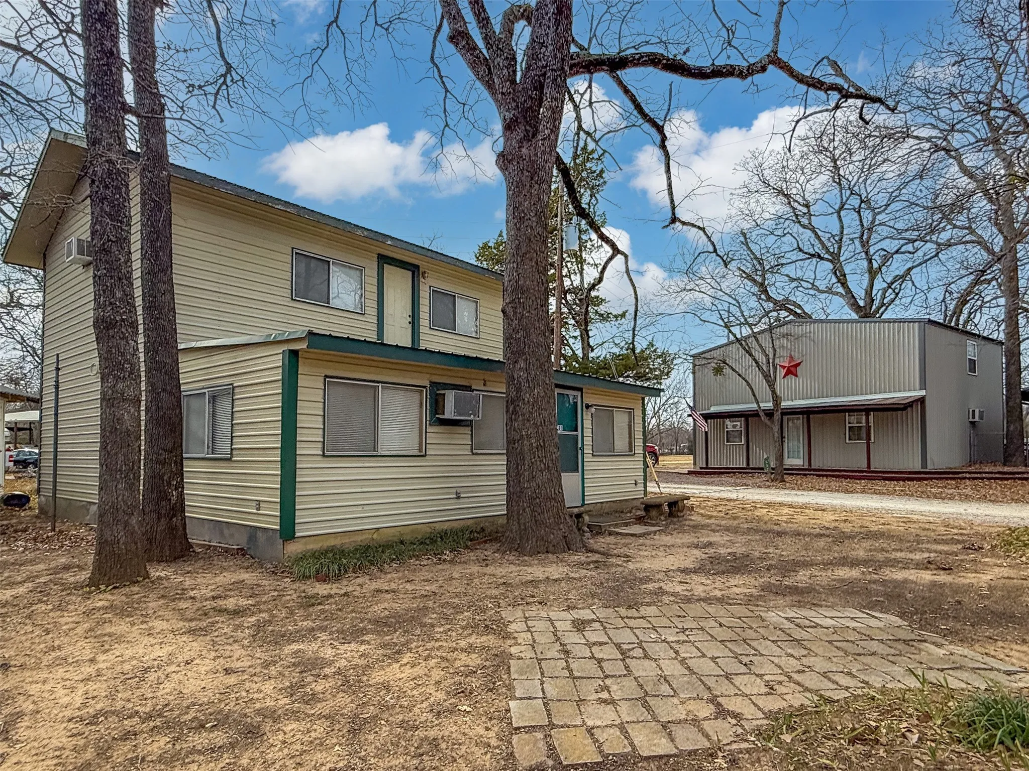Single Family Residence For Sale in Grayson County , 301 Cedar Point Circle, Gordonville, Texas 76245, 1 Bedroom, 2 Bathrooms, Garage spaces, 1,360 Sqft, built in 1955, Price $132,000, mls#21351714, Real Estate Agent in Gordonville, Homes For Sale in Grayson county, Homes For Sale in Gordonville, Realtor in Gordonville Texas, Real Estate Brokerage Independent Realty Texas, Luminita Cordes Realtor