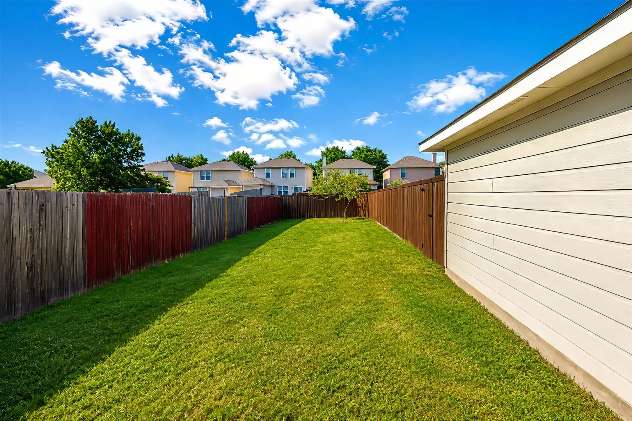 Single Family Residence For Sale in Collin County , 7120 Planters Row Drive, Mc Kinney, Texas 75070, 3 Bedrooms, 3 Bathrooms, 2 Garage spaces, 1,447 Sqft, built in 2005, Price $339,999, mls#21350831, Real Estate Agent in Mc Kinney, Homes For Sale in Collin county, Homes For Sale in Mc Kinney, Realtor in Mc Kinney Texas, Real Estate Brokerage Independent Realty Texas, Luminita Cordes Realtor