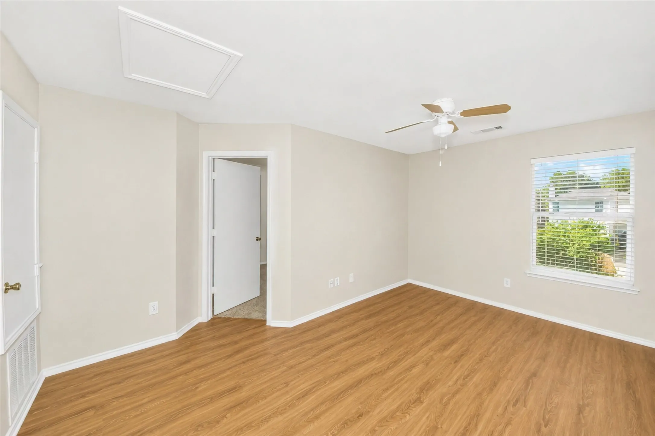 Single Family Residence For Sale in Collin County , 7120 Planters Row Drive, Mc Kinney, Texas 75070, 3 Bedrooms, 3 Bathrooms, 2 Garage spaces, 1,447 Sqft, built in 2005, Price $339,999, mls#21350831, Real Estate Agent in Mc Kinney, Homes For Sale in Collin county, Homes For Sale in Mc Kinney, Realtor in Mc Kinney Texas, Real Estate Brokerage Independent Realty Texas, Luminita Cordes Realtor