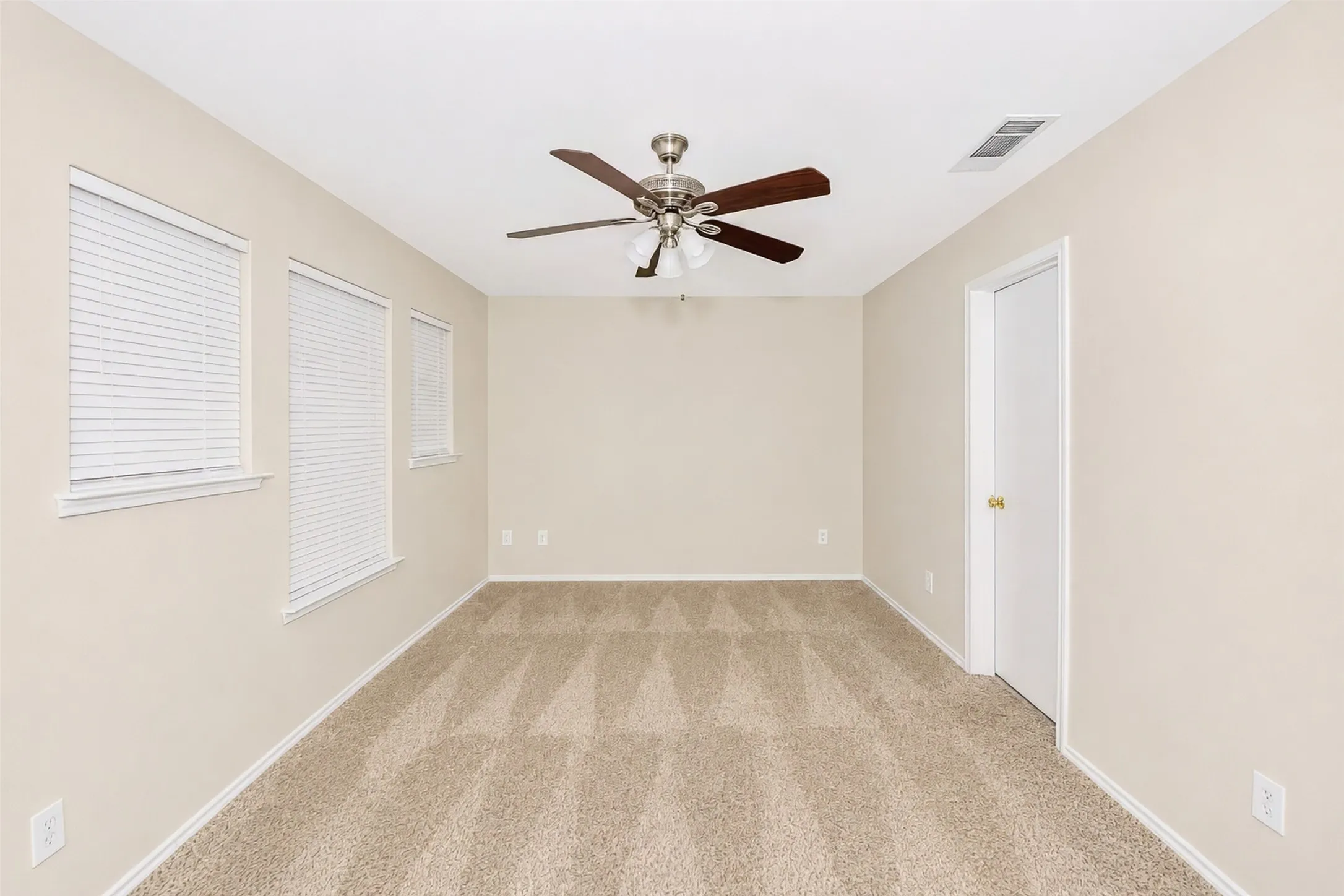 Single Family Residence For Sale in Collin County , 7120 Planters Row Drive, Mc Kinney, Texas 75070, 3 Bedrooms, 3 Bathrooms, 2 Garage spaces, 1,447 Sqft, built in 2005, Price $339,999, mls#21350831, Real Estate Agent in Mc Kinney, Homes For Sale in Collin county, Homes For Sale in Mc Kinney, Realtor in Mc Kinney Texas, Real Estate Brokerage Independent Realty Texas, Luminita Cordes Realtor