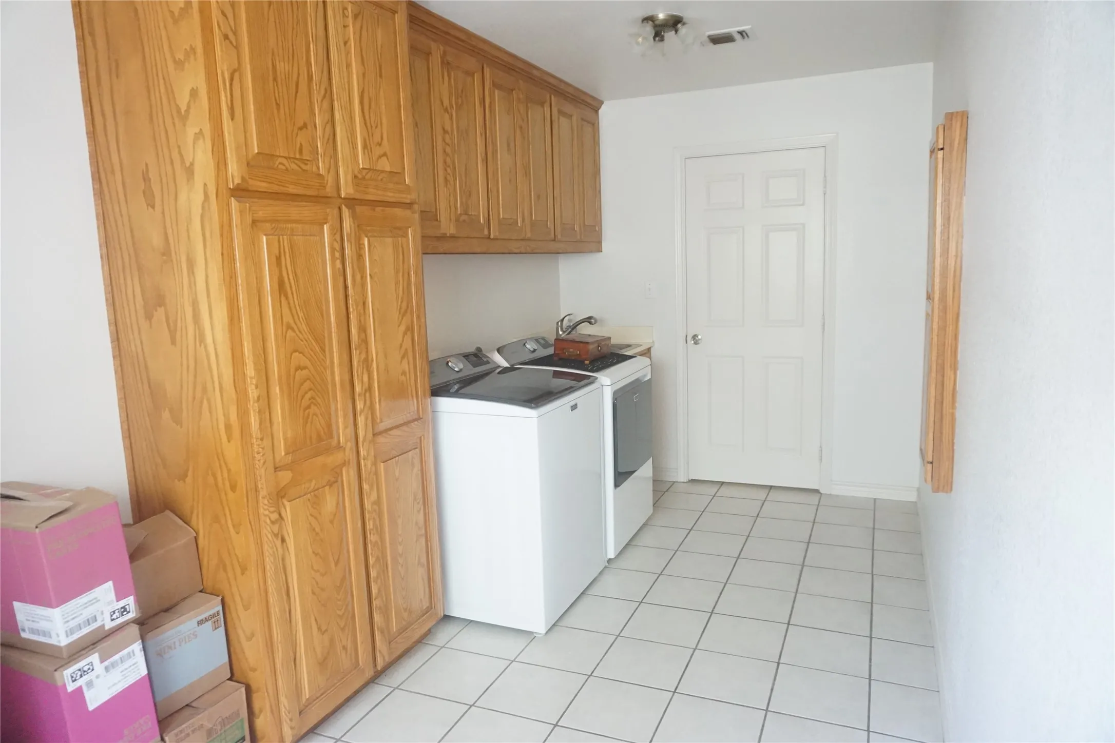 Single Family Residence For Sale in Grayson County , 610 S Lillis Lane, Denison, Texas 75020, 3 Bedrooms, 3 Bathrooms, 2 Garage spaces, 3,352 Sqft, built in 2002, Price $579,900, mls#21350527, Real Estate Agent in Denison, Homes For Sale in Grayson county, Homes For Sale in Denison, Realtor in Denison Texas, Real Estate Brokerage Independent Realty Texas, Luminita Cordes Realtor