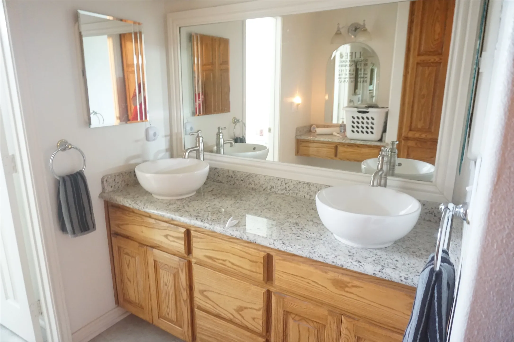 Single Family Residence For Sale in Grayson County , 610 S Lillis Lane, Denison, Texas 75020, 3 Bedrooms, 3 Bathrooms, 2 Garage spaces, 3,352 Sqft, built in 2002, Price $579,900, mls#21350527, Real Estate Agent in Denison, Homes For Sale in Grayson county, Homes For Sale in Denison, Realtor in Denison Texas, Real Estate Brokerage Independent Realty Texas, Luminita Cordes Realtor
