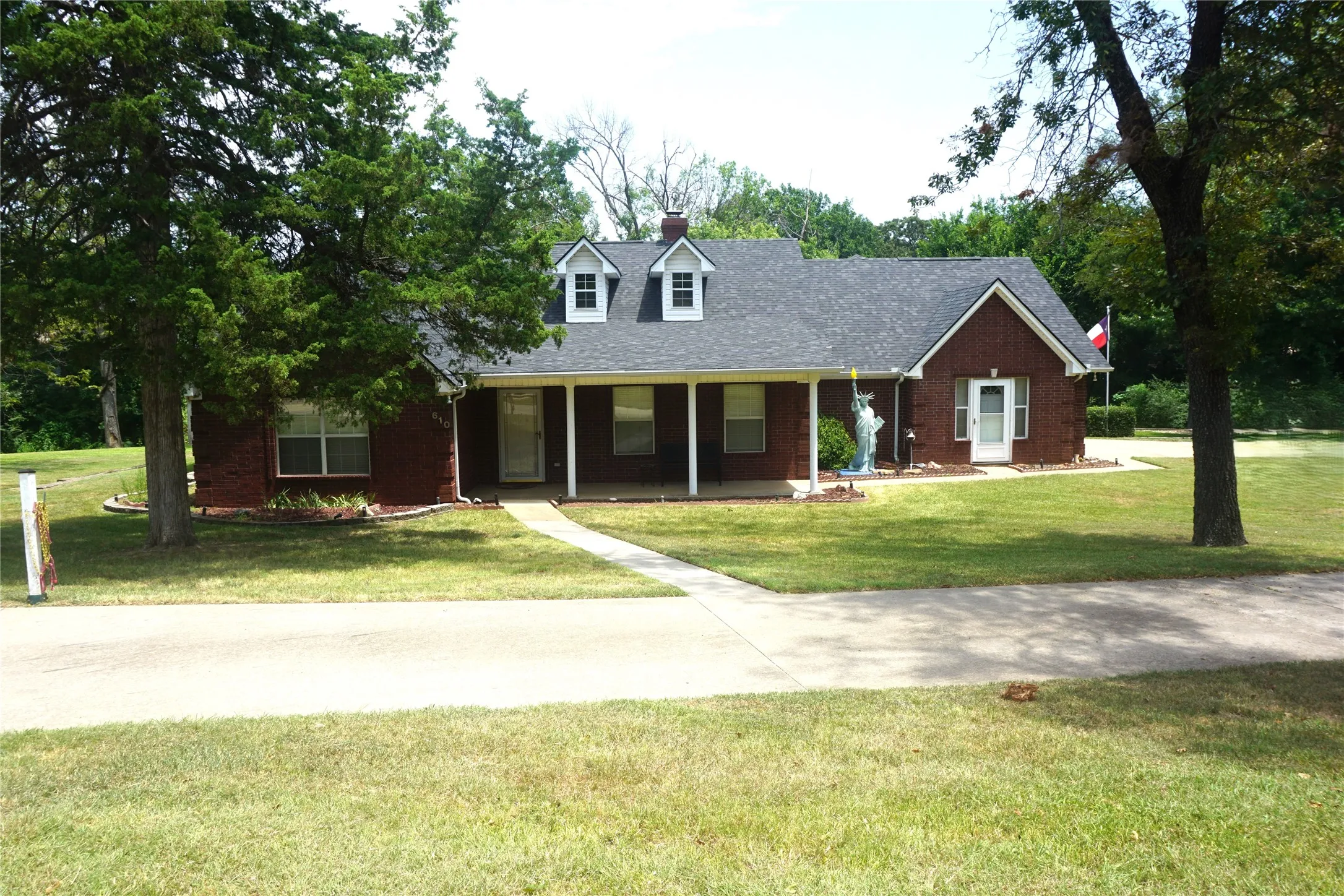 Single Family Residence For Sale in Grayson County , 610 S Lillis Lane, Denison, Texas 75020, 3 Bedrooms, 3 Bathrooms, 2 Garage spaces, 3,352 Sqft, built in 2002, Price $579,900, mls#21350527, Real Estate Agent in Denison, Homes For Sale in Grayson county, Homes For Sale in Denison, Realtor in Denison Texas, Real Estate Brokerage Independent Realty Texas, Luminita Cordes Realtor