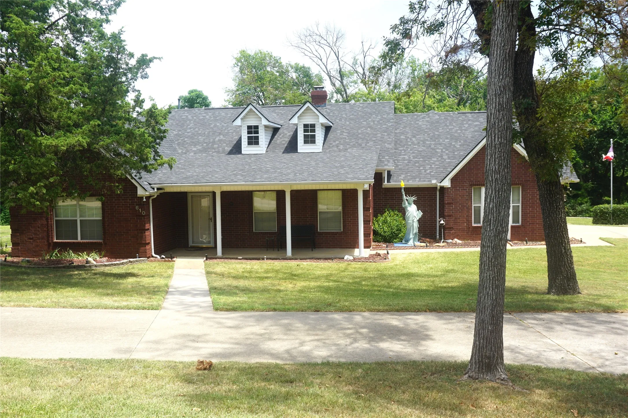 Single Family Residence For Sale in Grayson County , 610 S Lillis Lane, Denison, Texas 75020, 3 Bedrooms, 3 Bathrooms, 2 Garage spaces, 3,352 Sqft, built in 2002, Price $579,900, mls#21350527, Real Estate Agent in Denison, Homes For Sale in Grayson county, Homes For Sale in Denison, Realtor in Denison Texas, Real Estate Brokerage Independent Realty Texas, Luminita Cordes Realtor