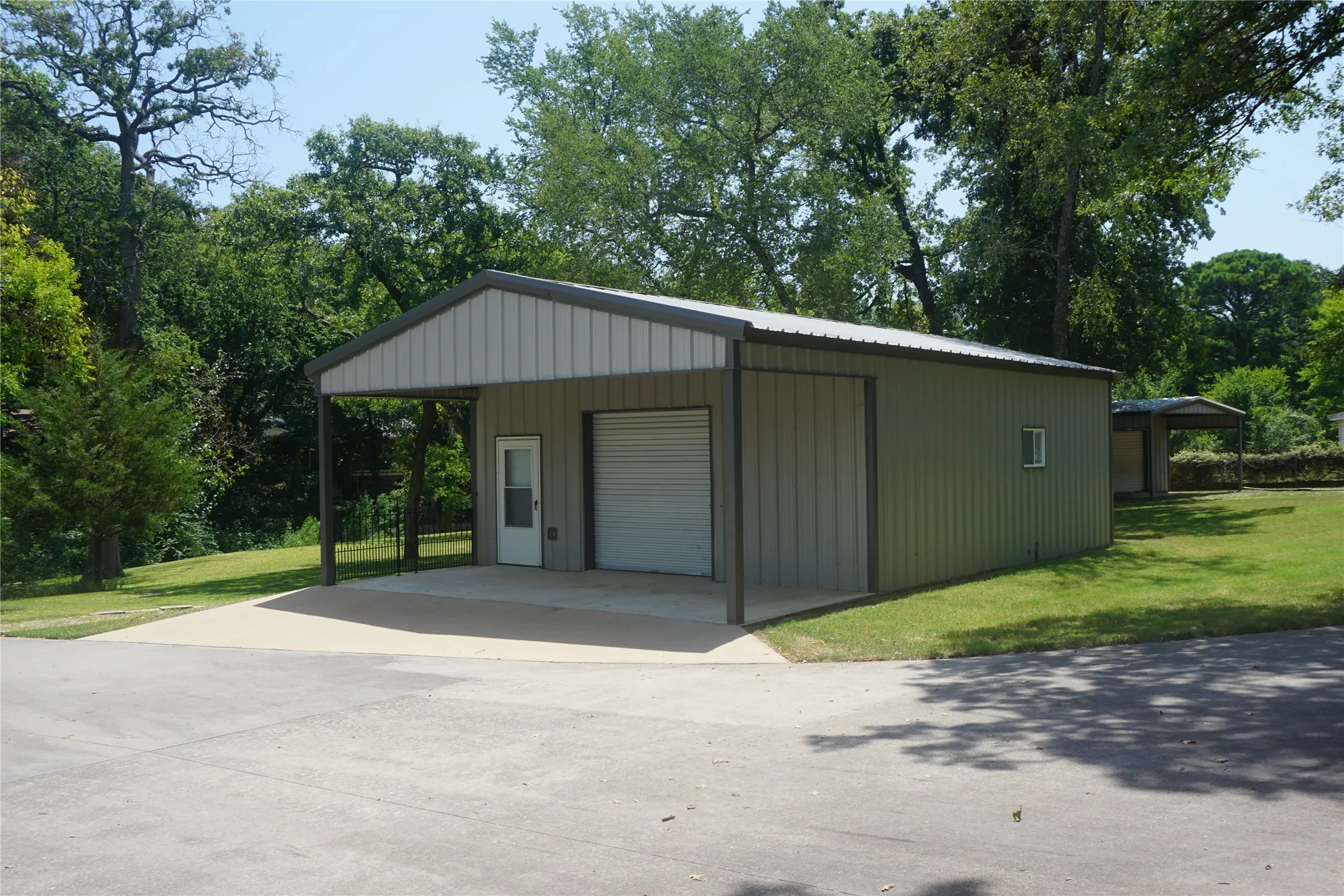 Single Family Residence For Sale in Grayson County , 610 S Lillis Lane, Denison, Texas 75020, 3 Bedrooms, 3 Bathrooms, 2 Garage spaces, 3,352 Sqft, built in 2002, Price $579,900, mls#21350527, Real Estate Agent in Denison, Homes For Sale in Grayson county, Homes For Sale in Denison, Realtor in Denison Texas, Real Estate Brokerage Independent Realty Texas, Luminita Cordes Realtor