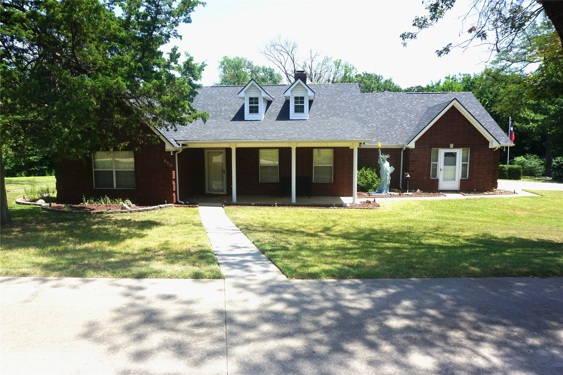 Single Family Residence For Sale in Grayson County , 610 S Lillis Lane, Denison, Texas 75020, 3 Bedrooms, 3 Bathrooms, 2 Garage spaces, 3,352 Sqft, built in 2002, Price $579,900, mls#21350527, Real Estate Agent in Denison, Homes For Sale in Grayson county, Homes For Sale in Denison, Realtor in Denison Texas, Real Estate Brokerage Independent Realty Texas, Luminita Cordes Realtor