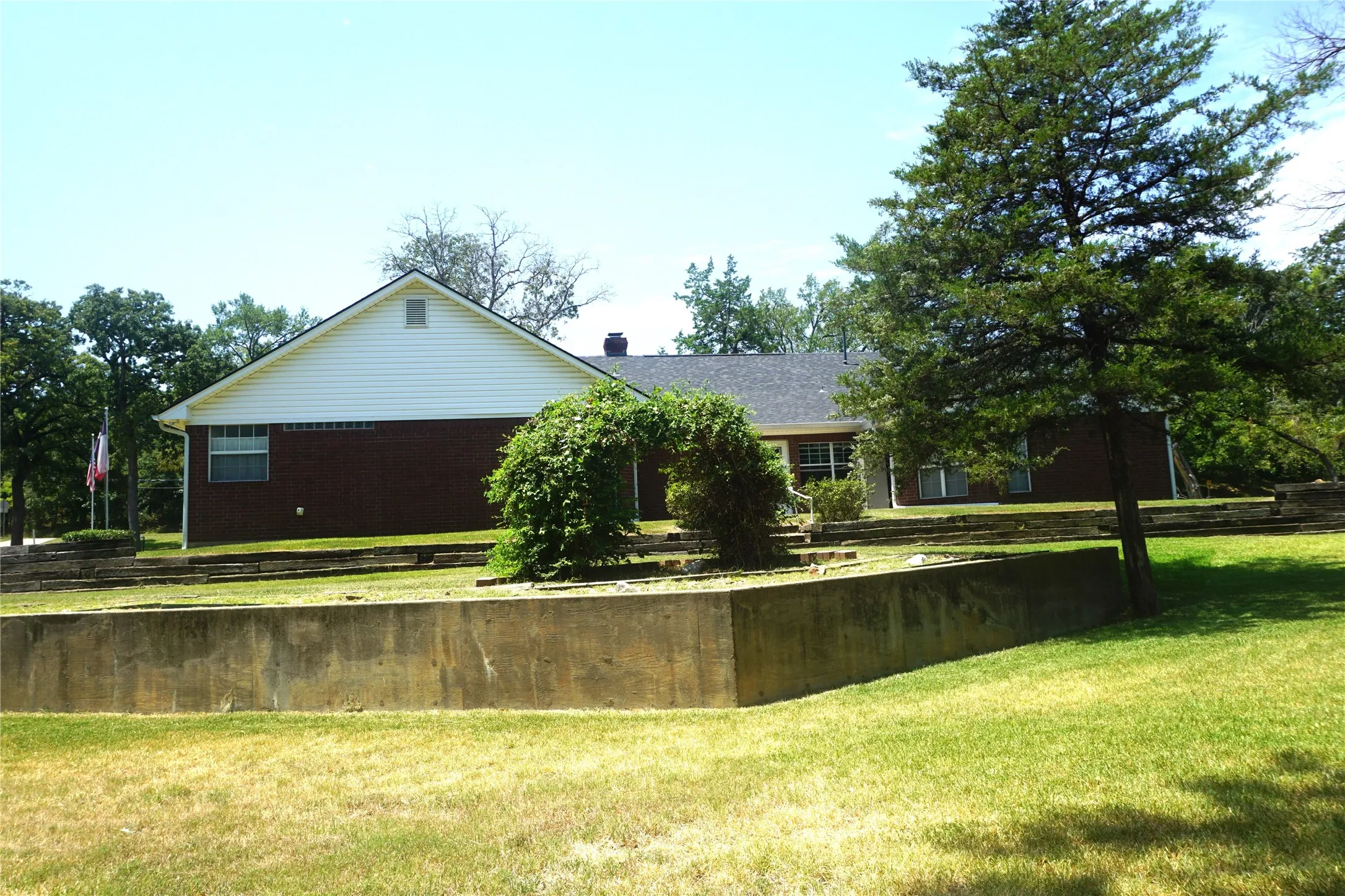 Single Family Residence For Sale in Grayson County , 610 S Lillis Lane, Denison, Texas 75020, 3 Bedrooms, 3 Bathrooms, 2 Garage spaces, 3,352 Sqft, built in 2002, Price $579,900, mls#21350527, Real Estate Agent in Denison, Homes For Sale in Grayson county, Homes For Sale in Denison, Realtor in Denison Texas, Real Estate Brokerage Independent Realty Texas, Luminita Cordes Realtor