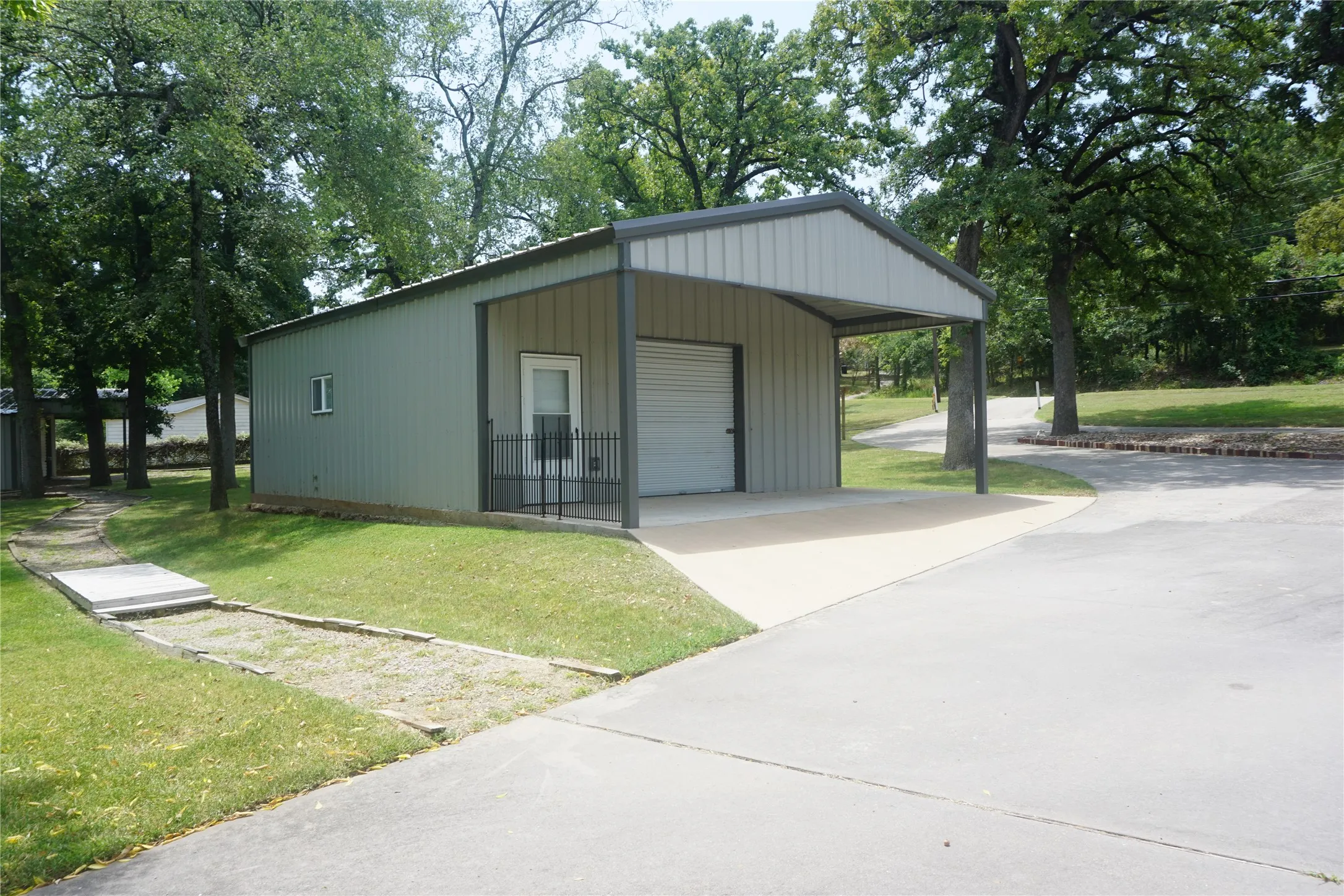 Single Family Residence For Sale in Grayson County , 610 S Lillis Lane, Denison, Texas 75020, 3 Bedrooms, 3 Bathrooms, 2 Garage spaces, 3,352 Sqft, built in 2002, Price $579,900, mls#21350527, Real Estate Agent in Denison, Homes For Sale in Grayson county, Homes For Sale in Denison, Realtor in Denison Texas, Real Estate Brokerage Independent Realty Texas, Luminita Cordes Realtor