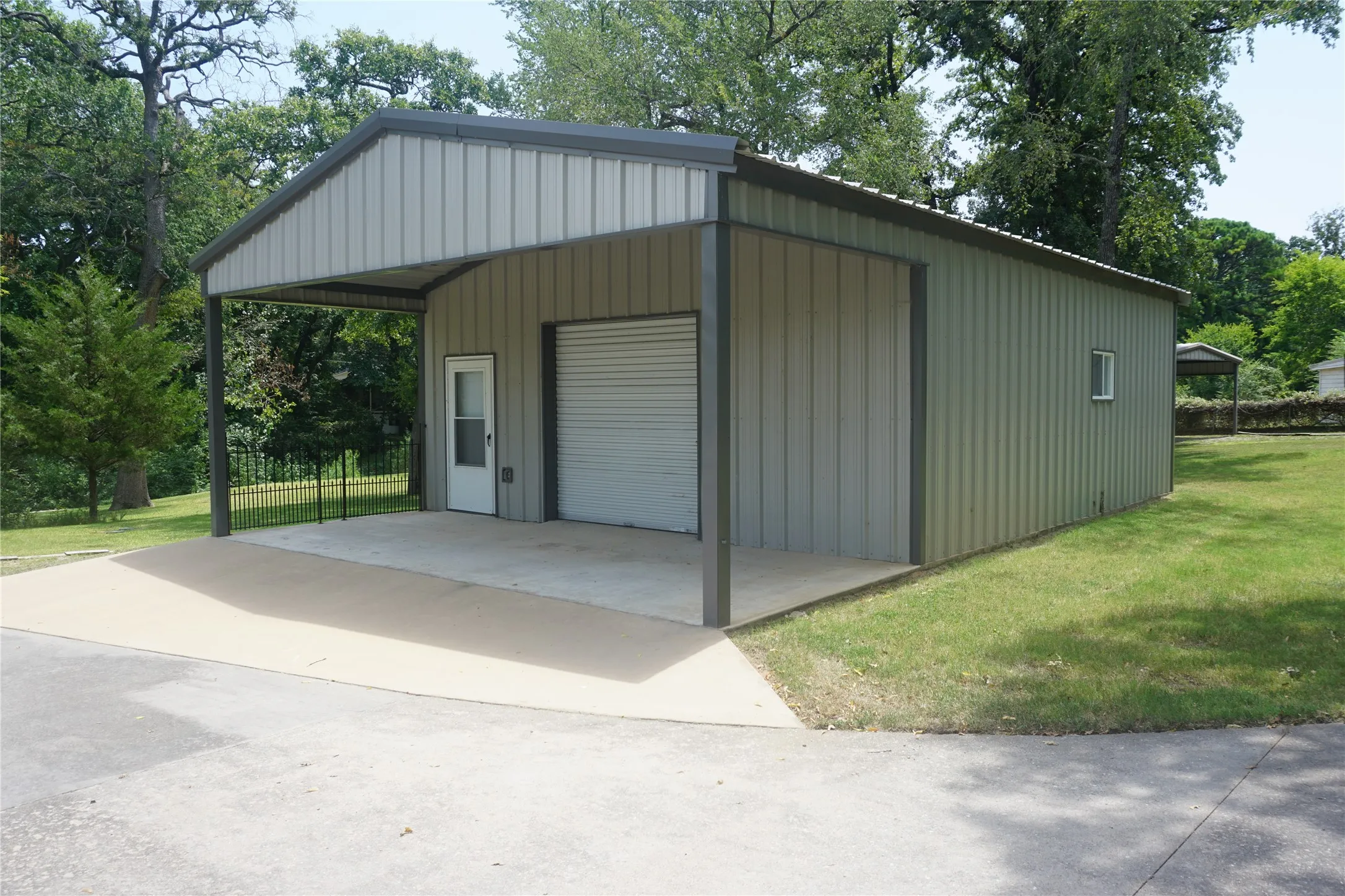 Single Family Residence For Sale in Grayson County , 610 S Lillis Lane, Denison, Texas 75020, 3 Bedrooms, 3 Bathrooms, 2 Garage spaces, 3,352 Sqft, built in 2002, Price $579,900, mls#21350527, Real Estate Agent in Denison, Homes For Sale in Grayson county, Homes For Sale in Denison, Realtor in Denison Texas, Real Estate Brokerage Independent Realty Texas, Luminita Cordes Realtor