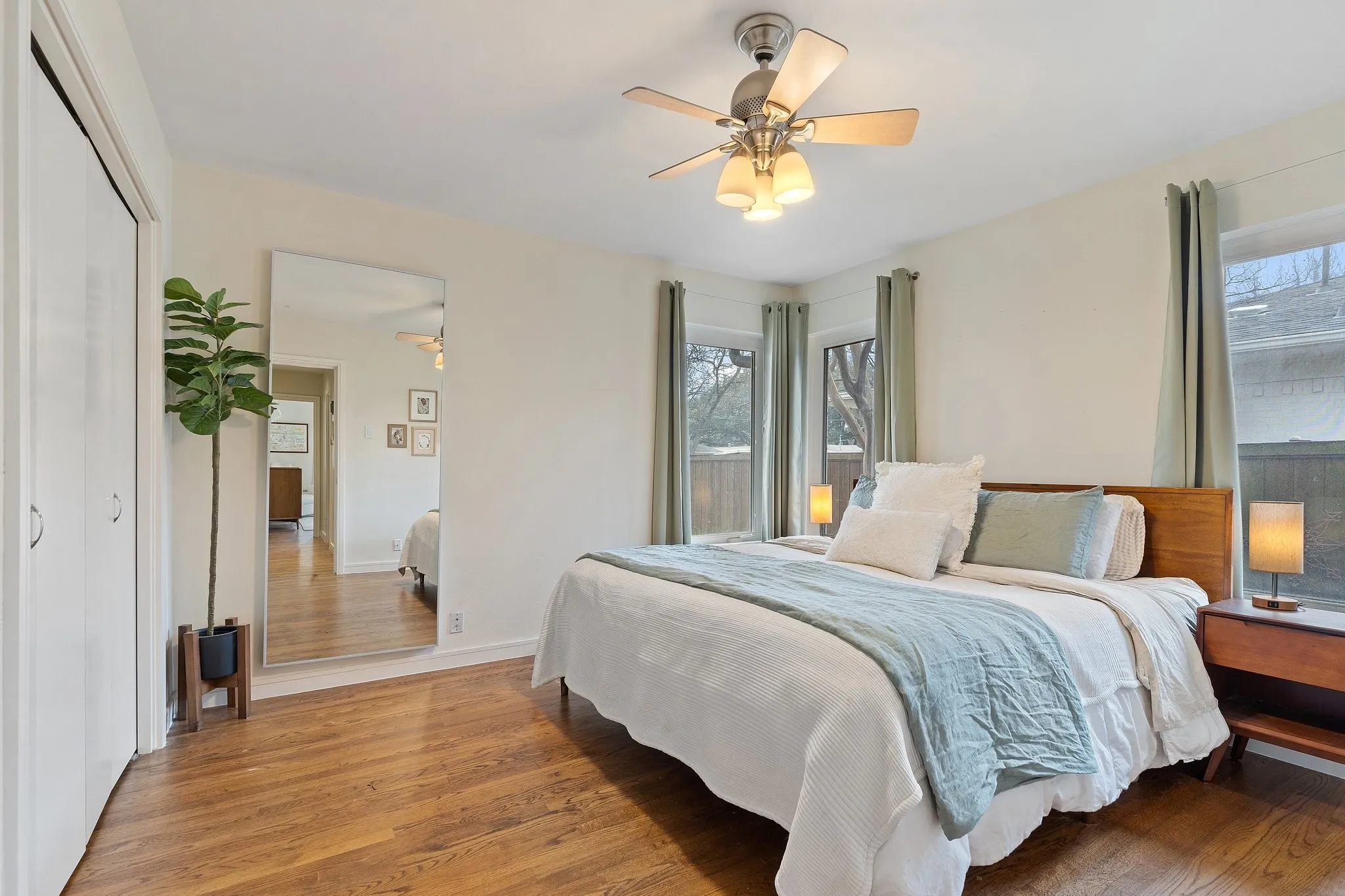 Single Family Residence For Sale in Dallas County , 7418 Fenton Drive, Dallas, Texas 75231, 2 Bedroom, 2 Bathroom, 2 Garage spaces, 1,817 Sqft, built in 1954, mls#21349391, Real Estate Agent in Dallas, Homes For Sale in Dallas county, Homes For Sale in Dallas, Realtor in Dallas Texas, Real Estate Brokerage Independent Realty Texas, Luminita Cordes Realtor