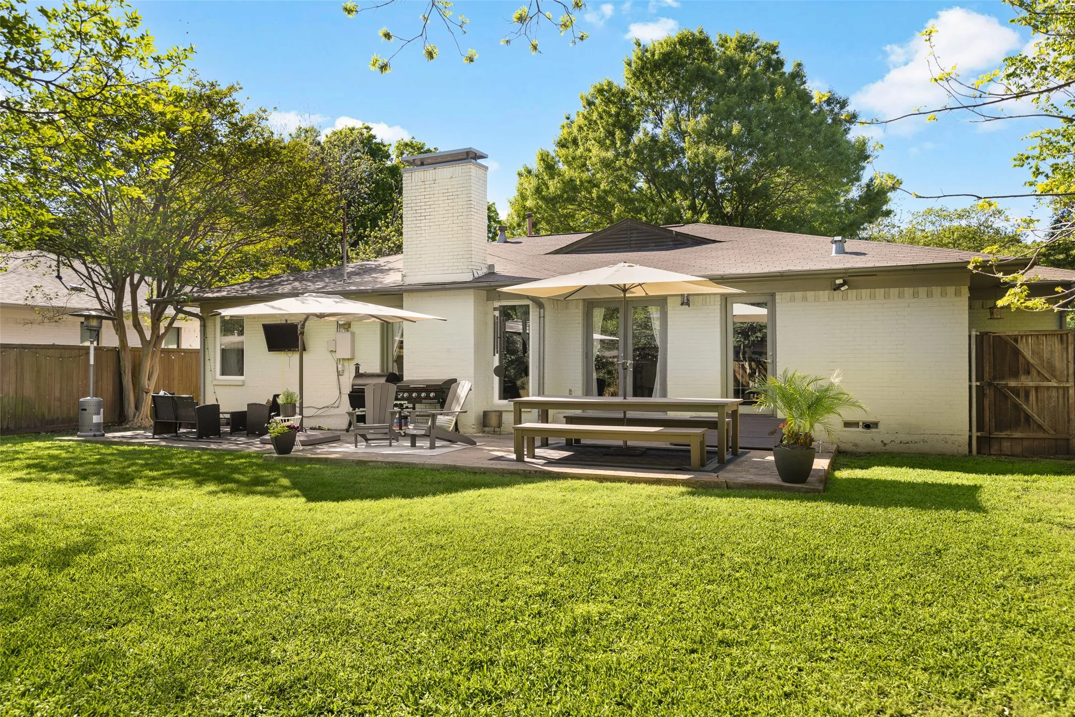 Single Family Residence For Sale in Dallas County , 7418 Fenton Drive, Dallas, Texas 75231, 2 Bedroom, 2 Bathroom, 2 Garage spaces, 1,817 Sqft, built in 1954, mls#21349391, Real Estate Agent in Dallas, Homes For Sale in Dallas county, Homes For Sale in Dallas, Realtor in Dallas Texas, Real Estate Brokerage Independent Realty Texas, Luminita Cordes Realtor