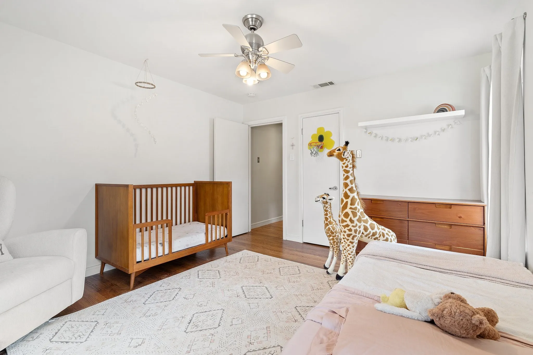 Single Family Residence For Sale in Dallas County , 7418 Fenton Drive, Dallas, Texas 75231, 2 Bedroom, 2 Bathroom, 2 Garage spaces, 1,817 Sqft, built in 1954, mls#21349391, Real Estate Agent in Dallas, Homes For Sale in Dallas county, Homes For Sale in Dallas, Realtor in Dallas Texas, Real Estate Brokerage Independent Realty Texas, Luminita Cordes Realtor