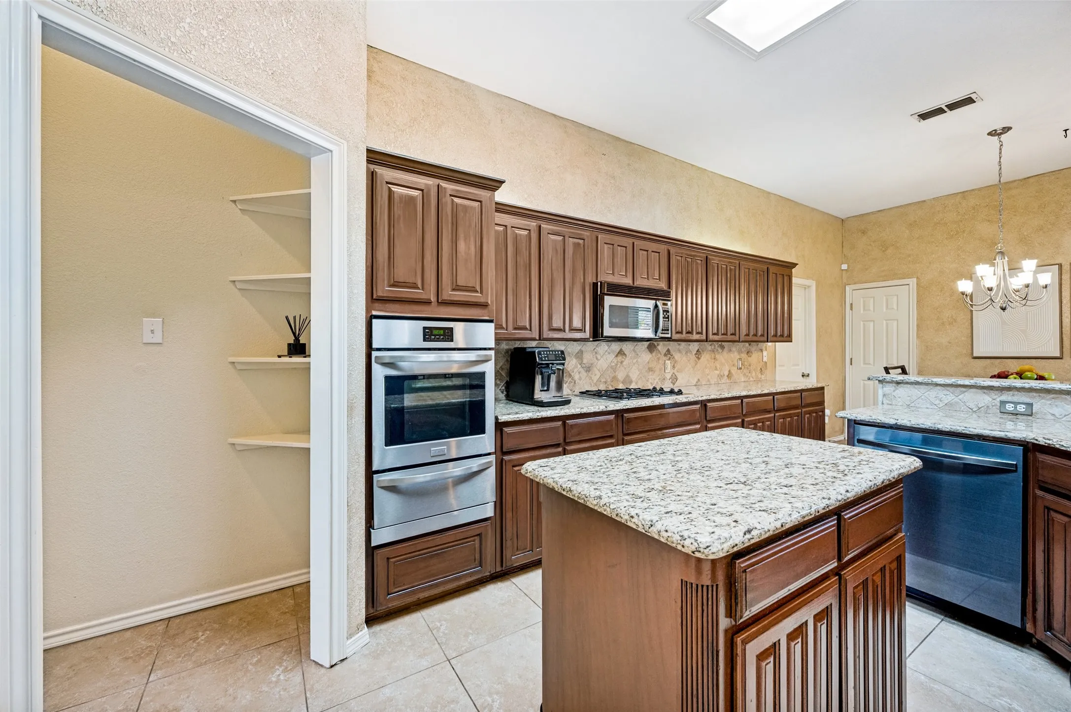 Single Family Residence For Sale in Tarrant County , 5104 Independence Avenue, Arlington, Texas 76017, 4 Bedroom, 3 Bathroom, 2 Garage spaces, 1,985 Sqft, built in 1998, mls#21350843, Real Estate Agent in Arlington, Homes For Sale in Tarrant county, Homes For Sale in Arlington, Realtor in Arlington Texas, Real Estate Brokerage Independent Realty Texas, Luminita Cordes Realtor