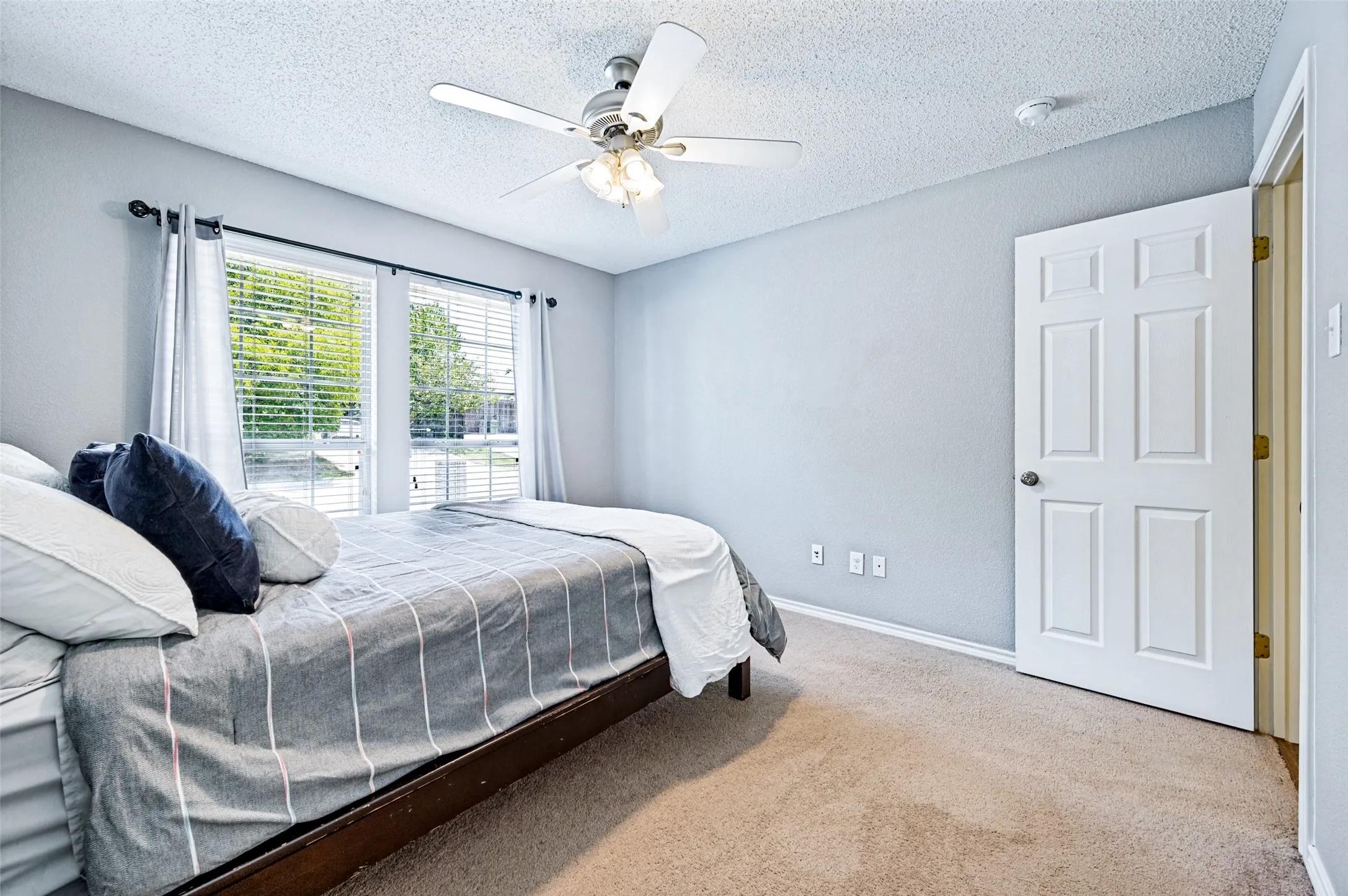 Single Family Residence For Sale in Tarrant County , 5104 Independence Avenue, Arlington, Texas 76017, 4 Bedroom, 3 Bathroom, 2 Garage spaces, 1,985 Sqft, built in 1998, mls#21350843, Real Estate Agent in Arlington, Homes For Sale in Tarrant county, Homes For Sale in Arlington, Realtor in Arlington Texas, Real Estate Brokerage Independent Realty Texas, Luminita Cordes Realtor
