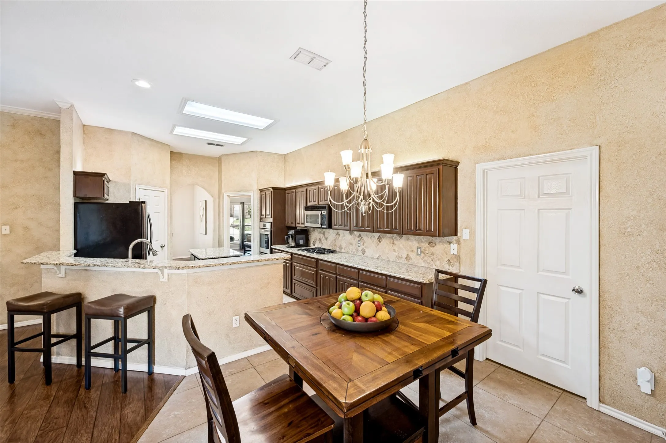 Single Family Residence For Sale in Tarrant County , 5104 Independence Avenue, Arlington, Texas 76017, 4 Bedroom, 3 Bathroom, 2 Garage spaces, 1,985 Sqft, built in 1998, mls#21350843, Real Estate Agent in Arlington, Homes For Sale in Tarrant county, Homes For Sale in Arlington, Realtor in Arlington Texas, Real Estate Brokerage Independent Realty Texas, Luminita Cordes Realtor