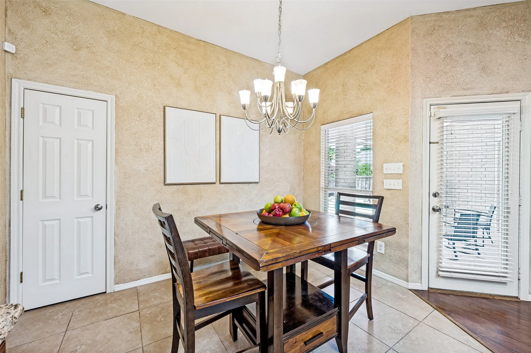 Single Family Residence For Sale in Tarrant County , 5104 Independence Avenue, Arlington, Texas 76017, 4 Bedroom, 3 Bathroom, 2 Garage spaces, 1,985 Sqft, built in 1998, mls#21350843, Real Estate Agent in Arlington, Homes For Sale in Tarrant county, Homes For Sale in Arlington, Realtor in Arlington Texas, Real Estate Brokerage Independent Realty Texas, Luminita Cordes Realtor