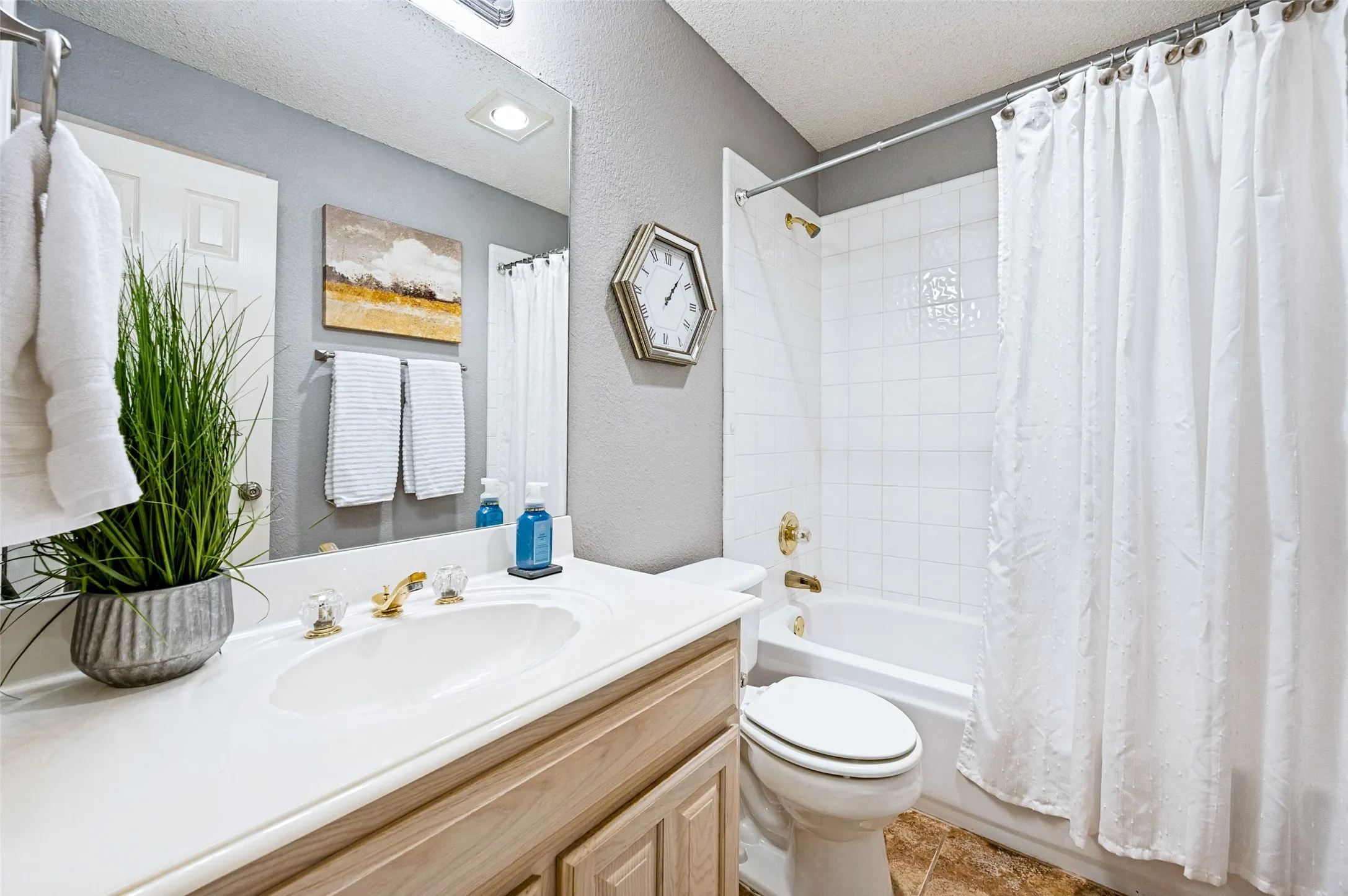 Single Family Residence For Sale in Tarrant County , 5104 Independence Avenue, Arlington, Texas 76017, 4 Bedroom, 3 Bathroom, 2 Garage spaces, 1,985 Sqft, built in 1998, mls#21350843, Real Estate Agent in Arlington, Homes For Sale in Tarrant county, Homes For Sale in Arlington, Realtor in Arlington Texas, Real Estate Brokerage Independent Realty Texas, Luminita Cordes Realtor
