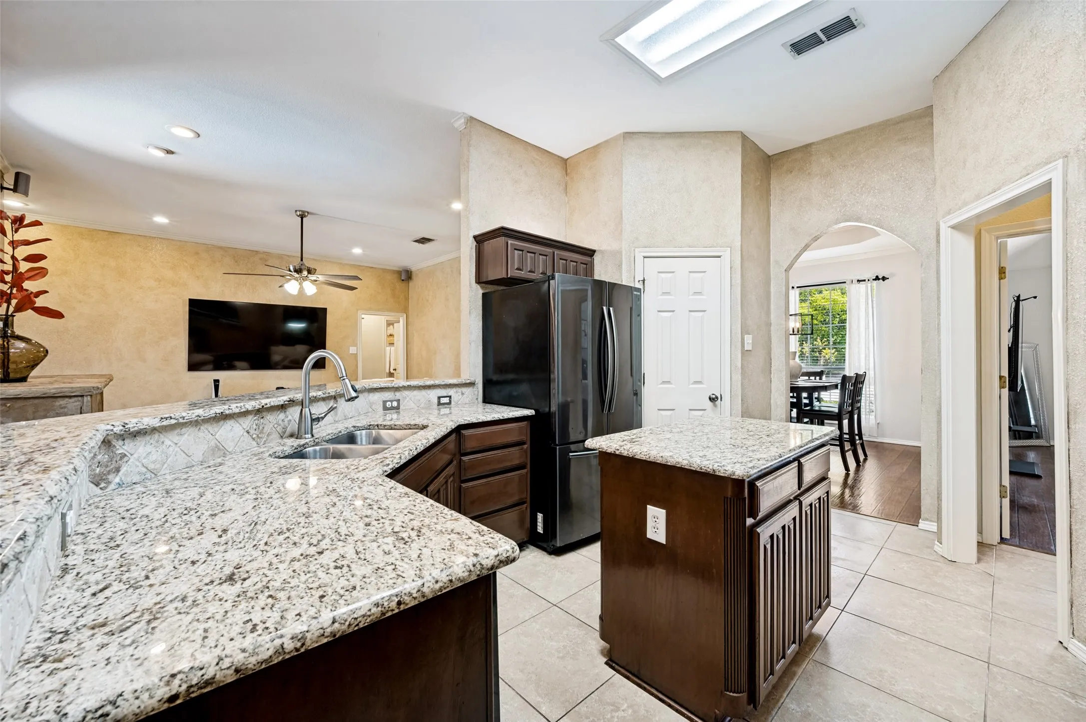 Single Family Residence For Sale in Tarrant County , 5104 Independence Avenue, Arlington, Texas 76017, 4 Bedroom, 3 Bathroom, 2 Garage spaces, 1,985 Sqft, built in 1998, mls#21350843, Real Estate Agent in Arlington, Homes For Sale in Tarrant county, Homes For Sale in Arlington, Realtor in Arlington Texas, Real Estate Brokerage Independent Realty Texas, Luminita Cordes Realtor