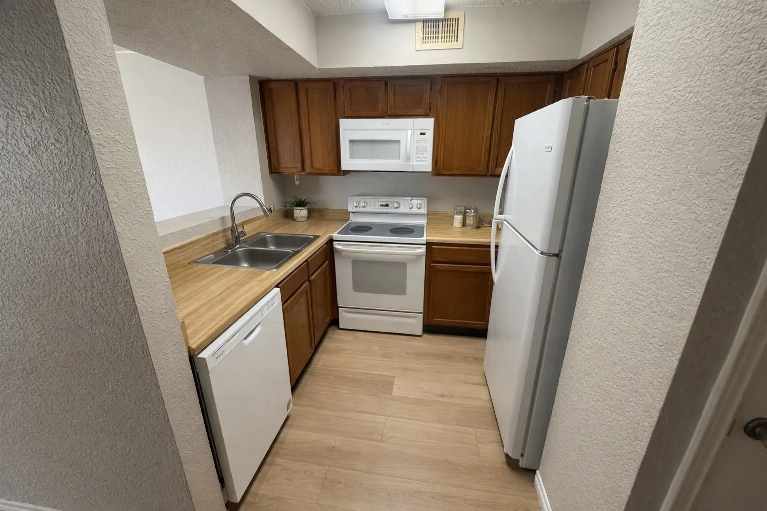 Condominium For Rent in Dallas County , 9801 Walnut Street A101, Dallas, Texas 75243, 1 Bedroom, 1 Bathroom, Garage spaces, 662 Sqft, built in 1981, mls#21351827, Real Estate Agent in Dallas, Homes For Rent in Dallas county, Homes For Rent in Dallas, Realtor in Dallas Texas, Real Estate Brokerage Independent Realty Texas, Luminita Cordes Realtor