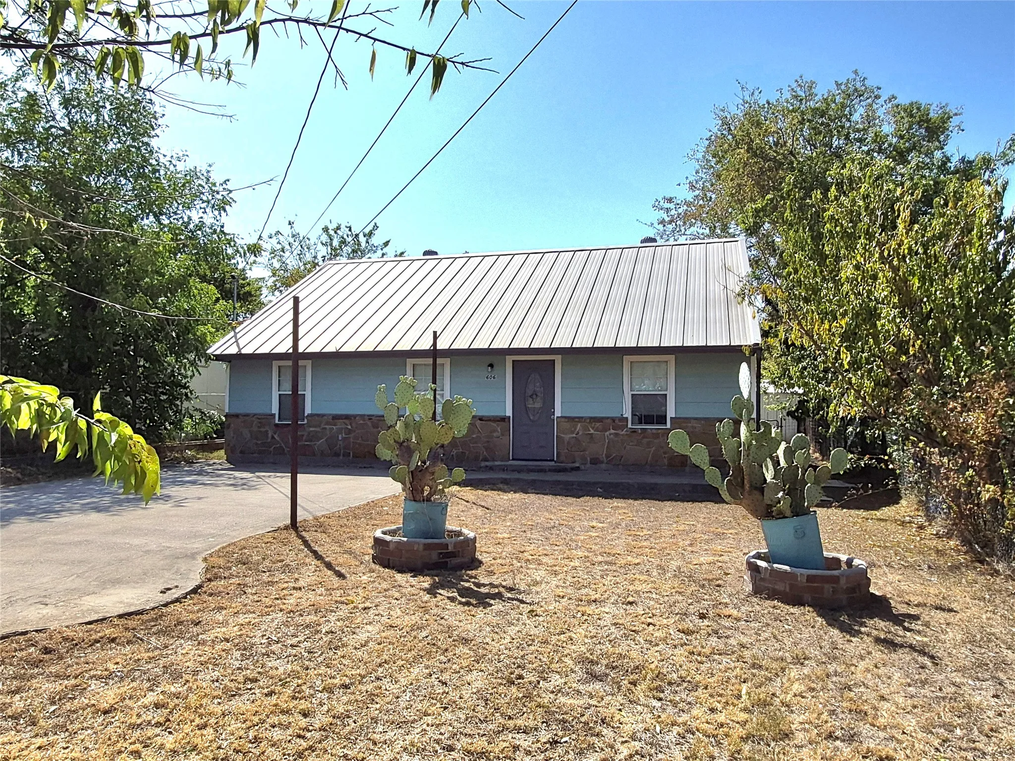 Single Family Residence For Sale in Erath County , 606 E Clifton Street, Stephenville, Texas 76401, 3 Bedroom, 3 Bathroom, Garage spaces, 1,320 Sqft, built in 2013, mls#21348892, Real Estate Agent in Stephenville, Homes For Sale in Erath county, Homes For Sale in Stephenville, Realtor in Stephenville Texas, Real Estate Brokerage Independent Realty Texas, Luminita Cordes Realtor