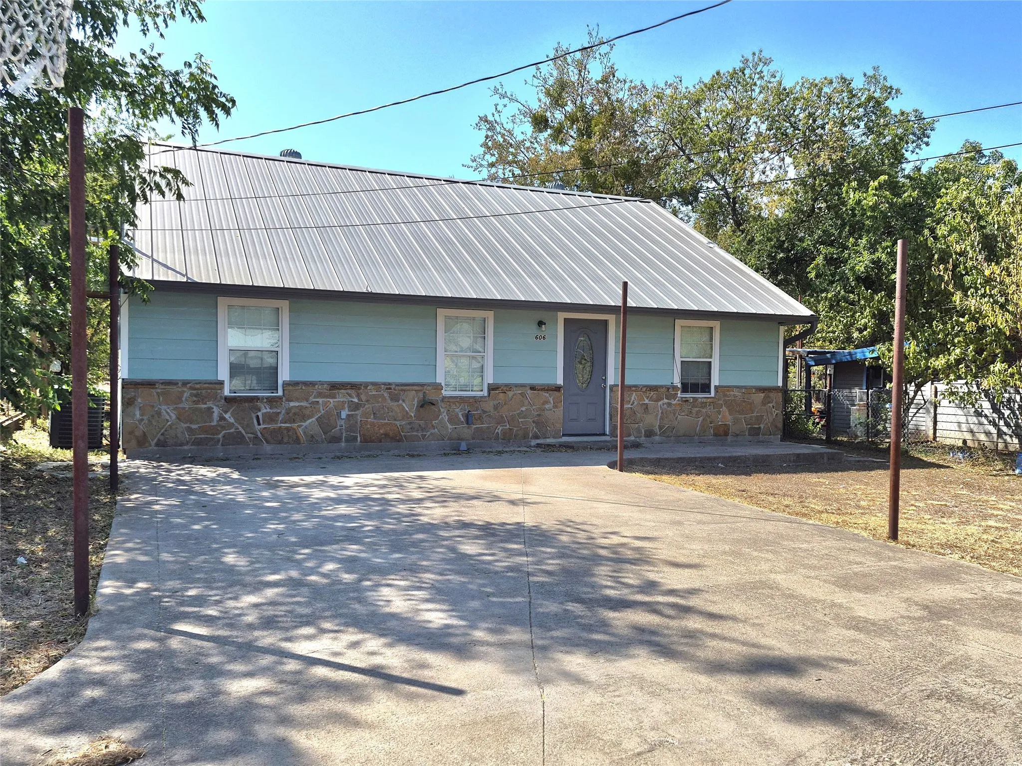 Single Family Residence For Sale in Erath County , 606 E Clifton Street, Stephenville, Texas 76401, 3 Bedroom, 3 Bathroom, Garage spaces, 1,320 Sqft, built in 2013, mls#21348892, Real Estate Agent in Stephenville, Homes For Sale in Erath county, Homes For Sale in Stephenville, Realtor in Stephenville Texas, Real Estate Brokerage Independent Realty Texas, Luminita Cordes Realtor