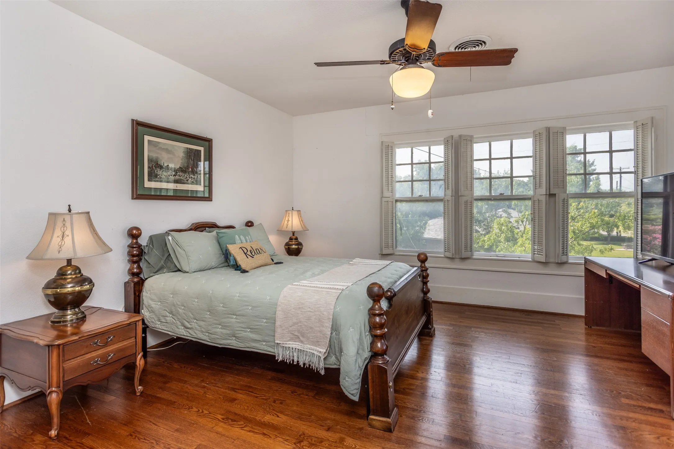 Single Family Residence For Sale in Cooke County , 1118 S Lindsay Street, Gainesville, Texas 76240, 3 Bedrooms, 4 Bathrooms, 2 Garage spaces, 3,000 Sqft, built in 1925, Price $349,000, mls#21345782, Real Estate Agent in Gainesville, Homes For Sale in Cooke county, Homes For Sale in Gainesville, Realtor in Gainesville Texas, Real Estate Brokerage Independent Realty Texas, Luminita Cordes Realtor