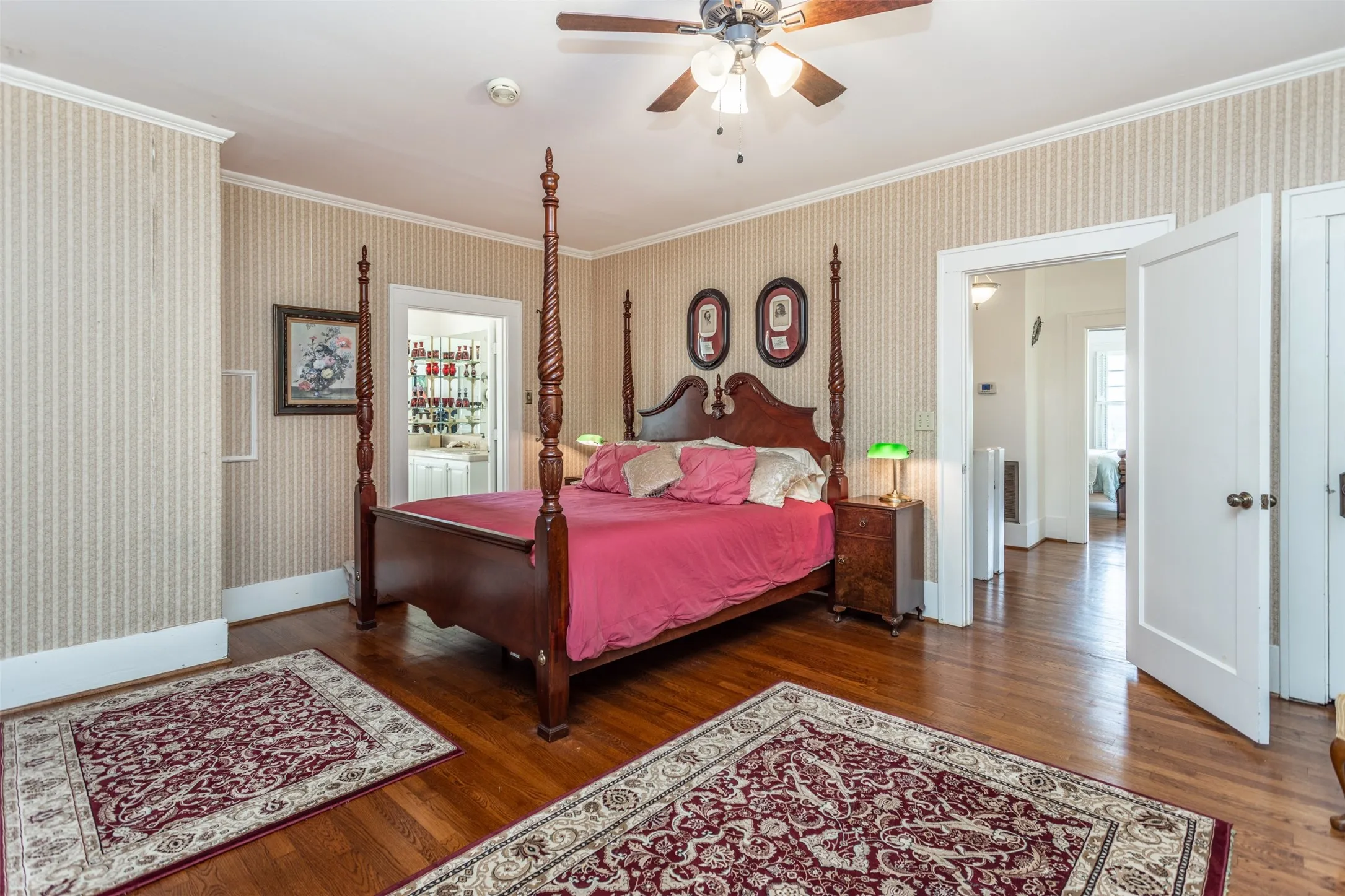 Single Family Residence For Sale in Cooke County , 1118 S Lindsay Street, Gainesville, Texas 76240, 3 Bedrooms, 4 Bathrooms, 2 Garage spaces, 3,000 Sqft, built in 1925, Price $349,000, mls#21345782, Real Estate Agent in Gainesville, Homes For Sale in Cooke county, Homes For Sale in Gainesville, Realtor in Gainesville Texas, Real Estate Brokerage Independent Realty Texas, Luminita Cordes Realtor