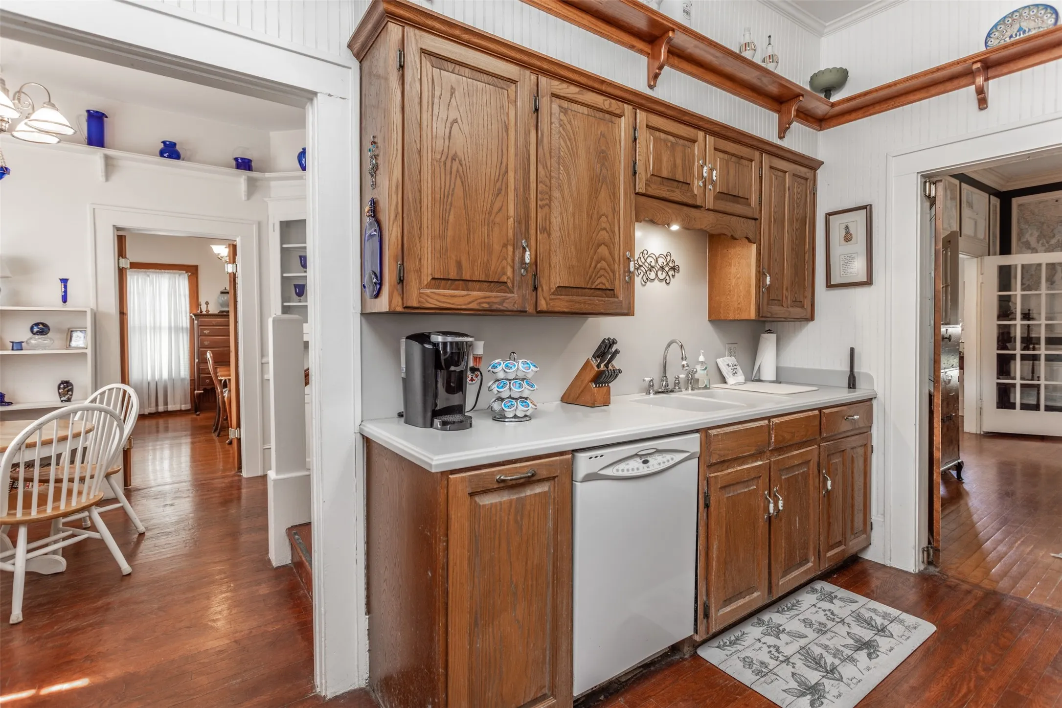 Single Family Residence For Sale in Cooke County , 1118 S Lindsay Street, Gainesville, Texas 76240, 3 Bedrooms, 4 Bathrooms, 2 Garage spaces, 3,000 Sqft, built in 1925, Price $349,000, mls#21345782, Real Estate Agent in Gainesville, Homes For Sale in Cooke county, Homes For Sale in Gainesville, Realtor in Gainesville Texas, Real Estate Brokerage Independent Realty Texas, Luminita Cordes Realtor