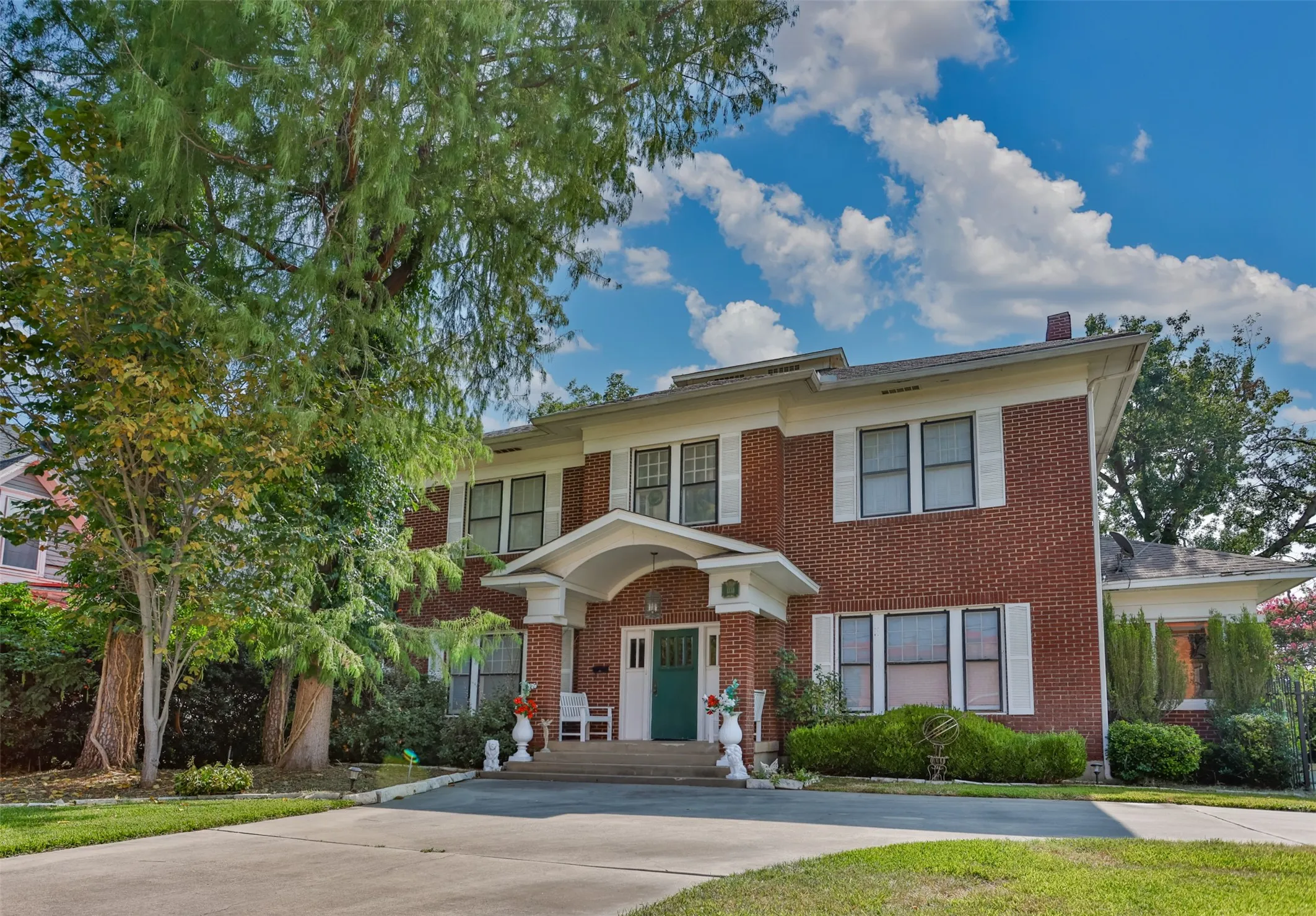 Single Family Residence For Sale in Cooke County , 1118 S Lindsay Street, Gainesville, Texas 76240, 3 Bedrooms, 4 Bathrooms, 2 Garage spaces, 3,000 Sqft, built in 1925, Price $349,000, mls#21345782, Real Estate Agent in Gainesville, Homes For Sale in Cooke county, Homes For Sale in Gainesville, Realtor in Gainesville Texas, Real Estate Brokerage Independent Realty Texas, Luminita Cordes Realtor