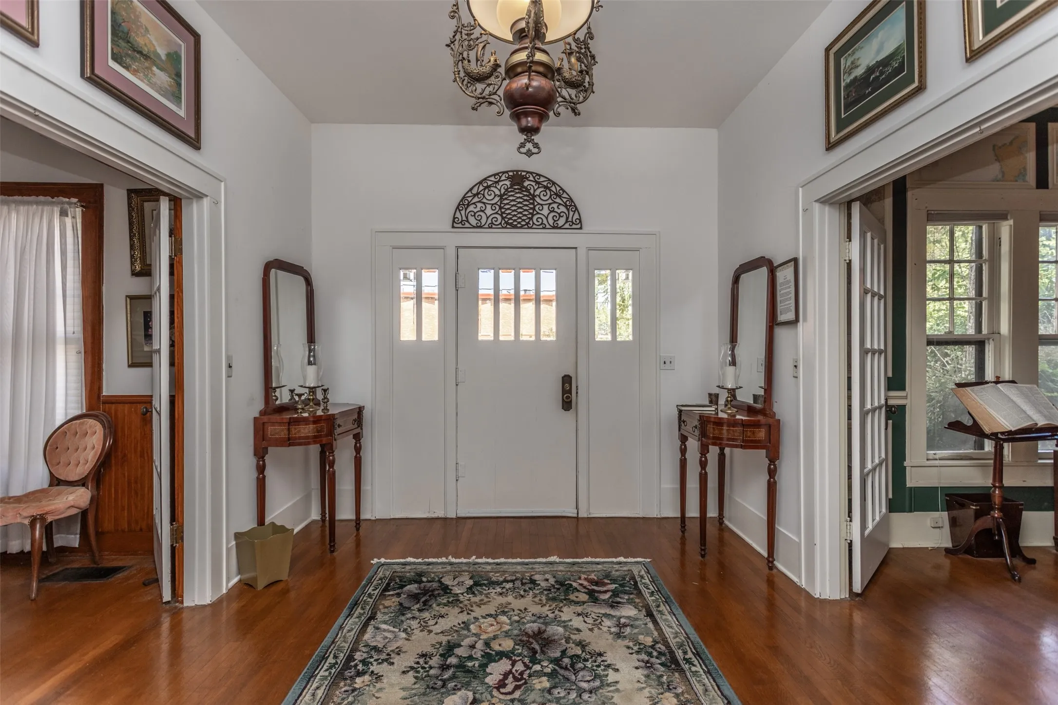 Single Family Residence For Sale in Cooke County , 1118 S Lindsay Street, Gainesville, Texas 76240, 3 Bedrooms, 4 Bathrooms, 2 Garage spaces, 3,000 Sqft, built in 1925, Price $349,000, mls#21345782, Real Estate Agent in Gainesville, Homes For Sale in Cooke county, Homes For Sale in Gainesville, Realtor in Gainesville Texas, Real Estate Brokerage Independent Realty Texas, Luminita Cordes Realtor