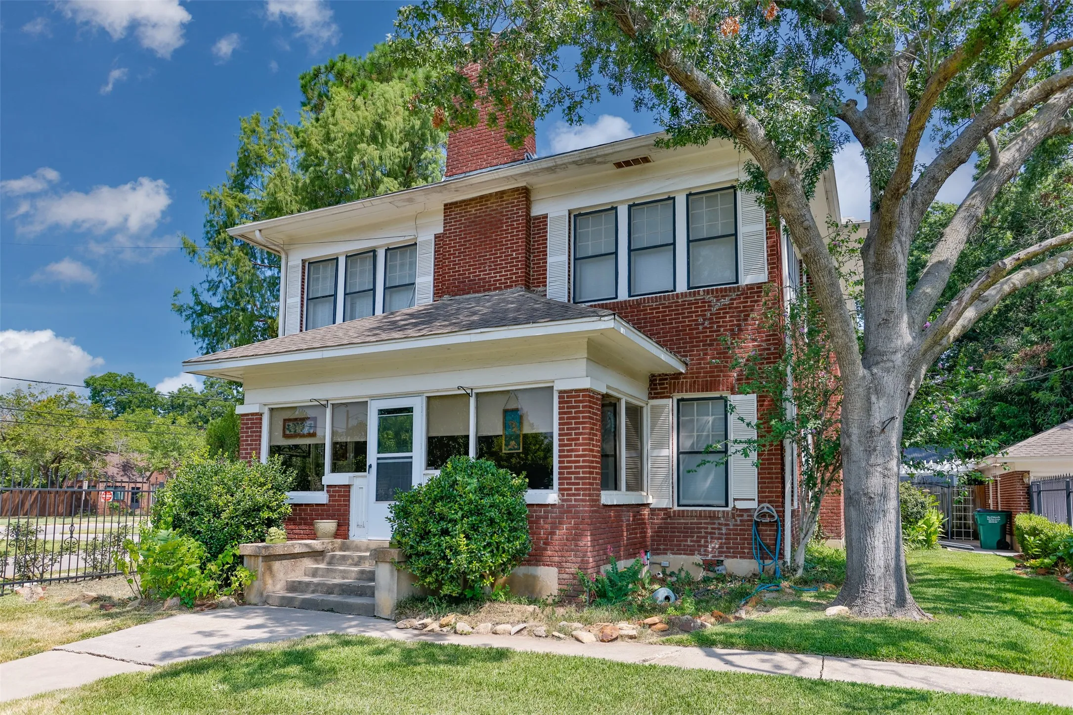 Single Family Residence For Sale in Cooke County , 1118 S Lindsay Street, Gainesville, Texas 76240, 3 Bedrooms, 4 Bathrooms, 2 Garage spaces, 3,000 Sqft, built in 1925, Price $349,000, mls#21345782, Real Estate Agent in Gainesville, Homes For Sale in Cooke county, Homes For Sale in Gainesville, Realtor in Gainesville Texas, Real Estate Brokerage Independent Realty Texas, Luminita Cordes Realtor