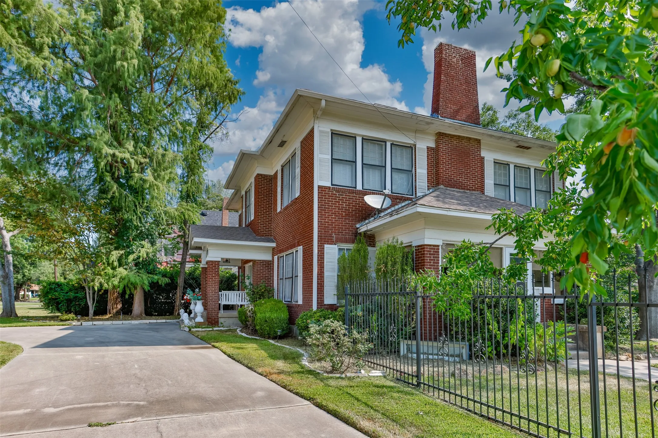 Single Family Residence For Sale in Cooke County , 1118 S Lindsay Street, Gainesville, Texas 76240, 3 Bedrooms, 4 Bathrooms, 2 Garage spaces, 3,000 Sqft, built in 1925, Price $349,000, mls#21345782, Real Estate Agent in Gainesville, Homes For Sale in Cooke county, Homes For Sale in Gainesville, Realtor in Gainesville Texas, Real Estate Brokerage Independent Realty Texas, Luminita Cordes Realtor