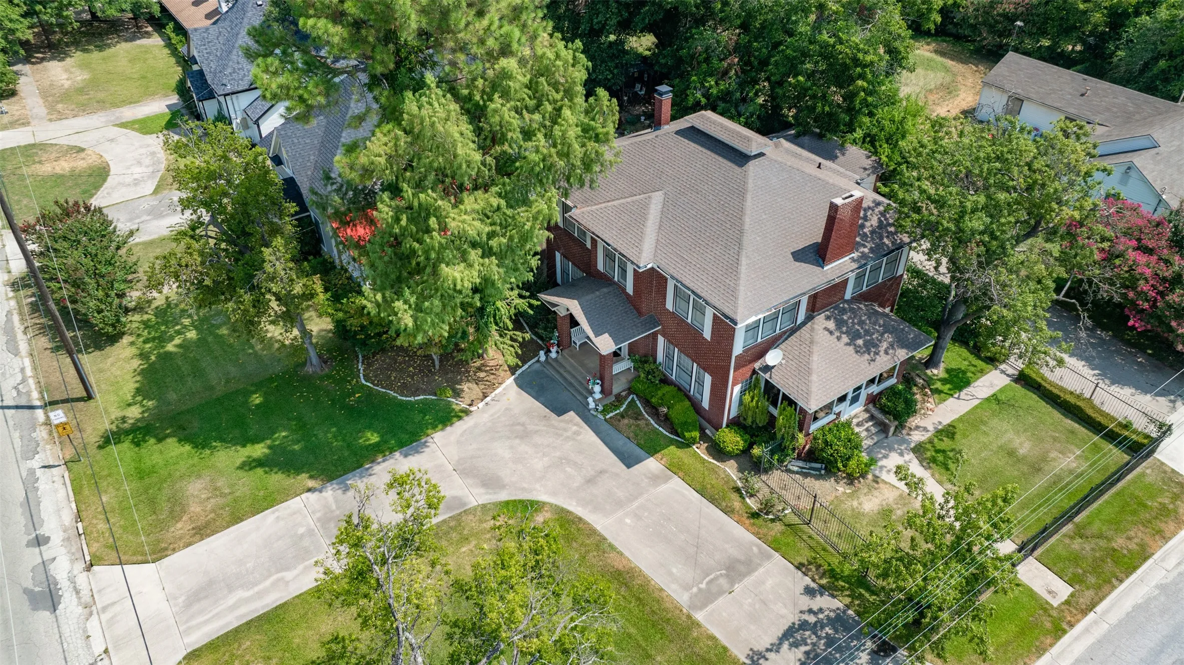 Single Family Residence For Sale in Cooke County , 1118 S Lindsay Street, Gainesville, Texas 76240, 3 Bedrooms, 4 Bathrooms, 2 Garage spaces, 3,000 Sqft, built in 1925, Price $349,000, mls#21345782, Real Estate Agent in Gainesville, Homes For Sale in Cooke county, Homes For Sale in Gainesville, Realtor in Gainesville Texas, Real Estate Brokerage Independent Realty Texas, Luminita Cordes Realtor