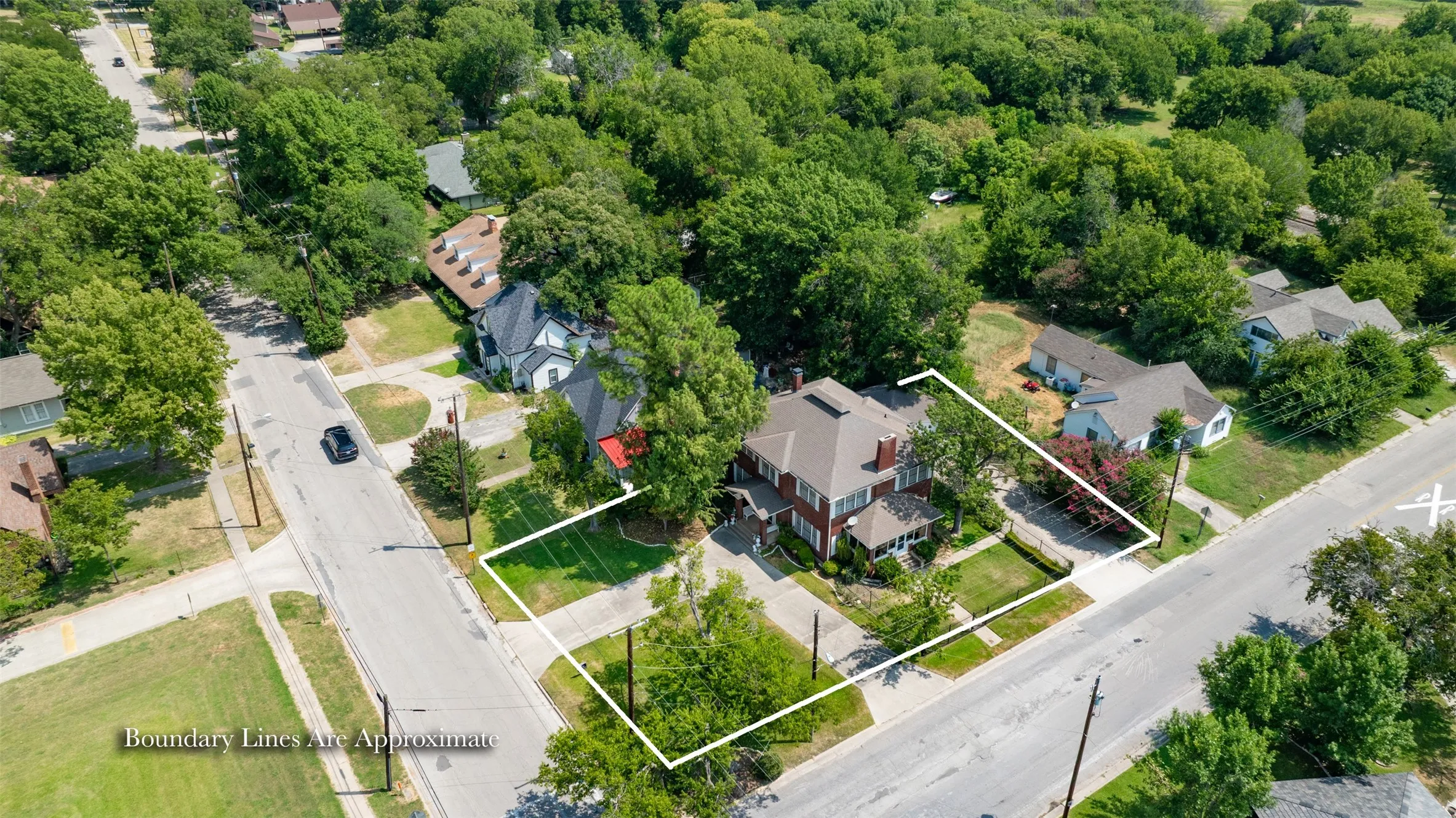 Single Family Residence For Sale in Cooke County , 1118 S Lindsay Street, Gainesville, Texas 76240, 3 Bedrooms, 4 Bathrooms, 2 Garage spaces, 3,000 Sqft, built in 1925, Price $349,000, mls#21345782, Real Estate Agent in Gainesville, Homes For Sale in Cooke county, Homes For Sale in Gainesville, Realtor in Gainesville Texas, Real Estate Brokerage Independent Realty Texas, Luminita Cordes Realtor