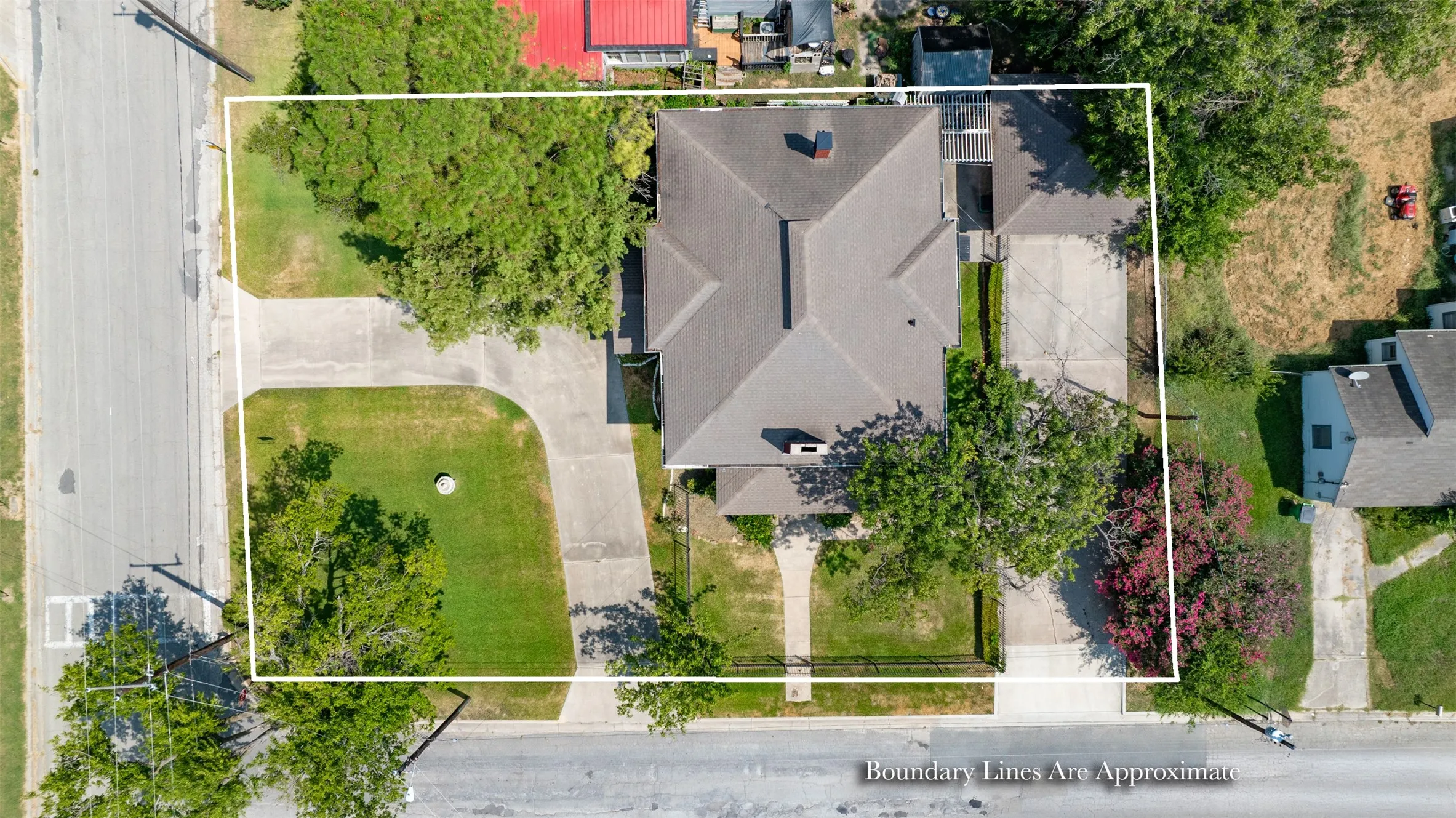 Single Family Residence For Sale in Cooke County , 1118 S Lindsay Street, Gainesville, Texas 76240, 3 Bedrooms, 4 Bathrooms, 2 Garage spaces, 3,000 Sqft, built in 1925, Price $349,000, mls#21345782, Real Estate Agent in Gainesville, Homes For Sale in Cooke county, Homes For Sale in Gainesville, Realtor in Gainesville Texas, Real Estate Brokerage Independent Realty Texas, Luminita Cordes Realtor