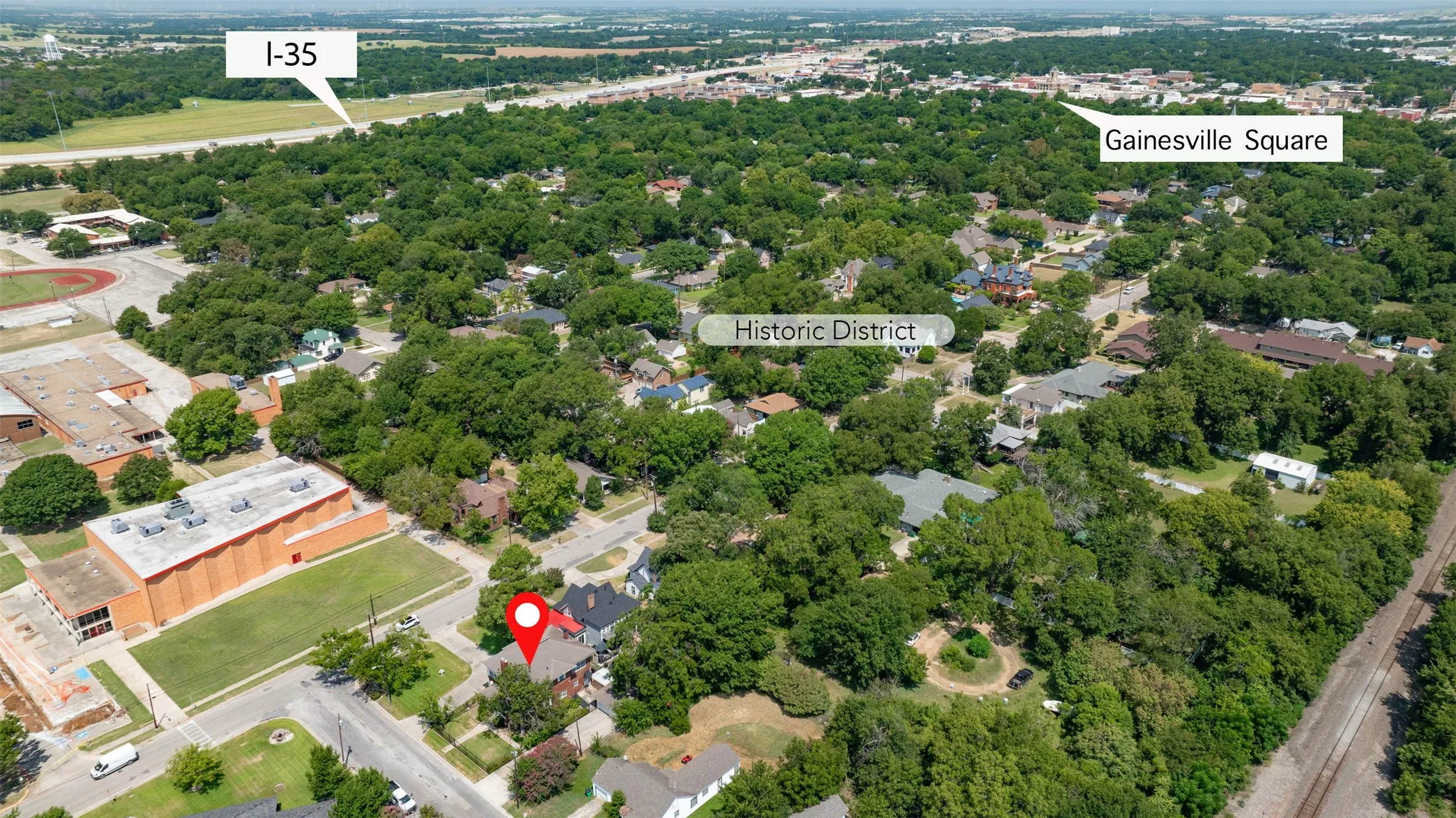 Single Family Residence For Sale in Cooke County , 1118 S Lindsay Street, Gainesville, Texas 76240, 3 Bedrooms, 4 Bathrooms, 2 Garage spaces, 3,000 Sqft, built in 1925, Price $349,000, mls#21345782, Real Estate Agent in Gainesville, Homes For Sale in Cooke county, Homes For Sale in Gainesville, Realtor in Gainesville Texas, Real Estate Brokerage Independent Realty Texas, Luminita Cordes Realtor