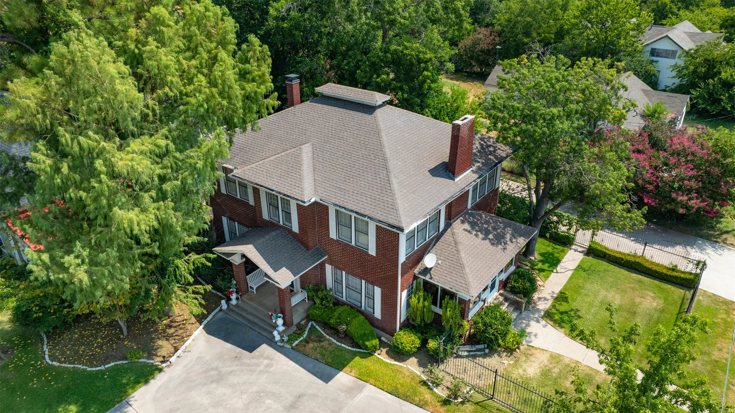 Single Family Residence For Sale in Cooke County , 1118 S Lindsay Street, Gainesville, Texas 76240, 3 Bedrooms, 4 Bathrooms, 2 Garage spaces, 3,000 Sqft, built in 1925, Price $349,000, mls#21345782, Real Estate Agent in Gainesville, Homes For Sale in Cooke county, Homes For Sale in Gainesville, Realtor in Gainesville Texas, Real Estate Brokerage Independent Realty Texas, Luminita Cordes Realtor