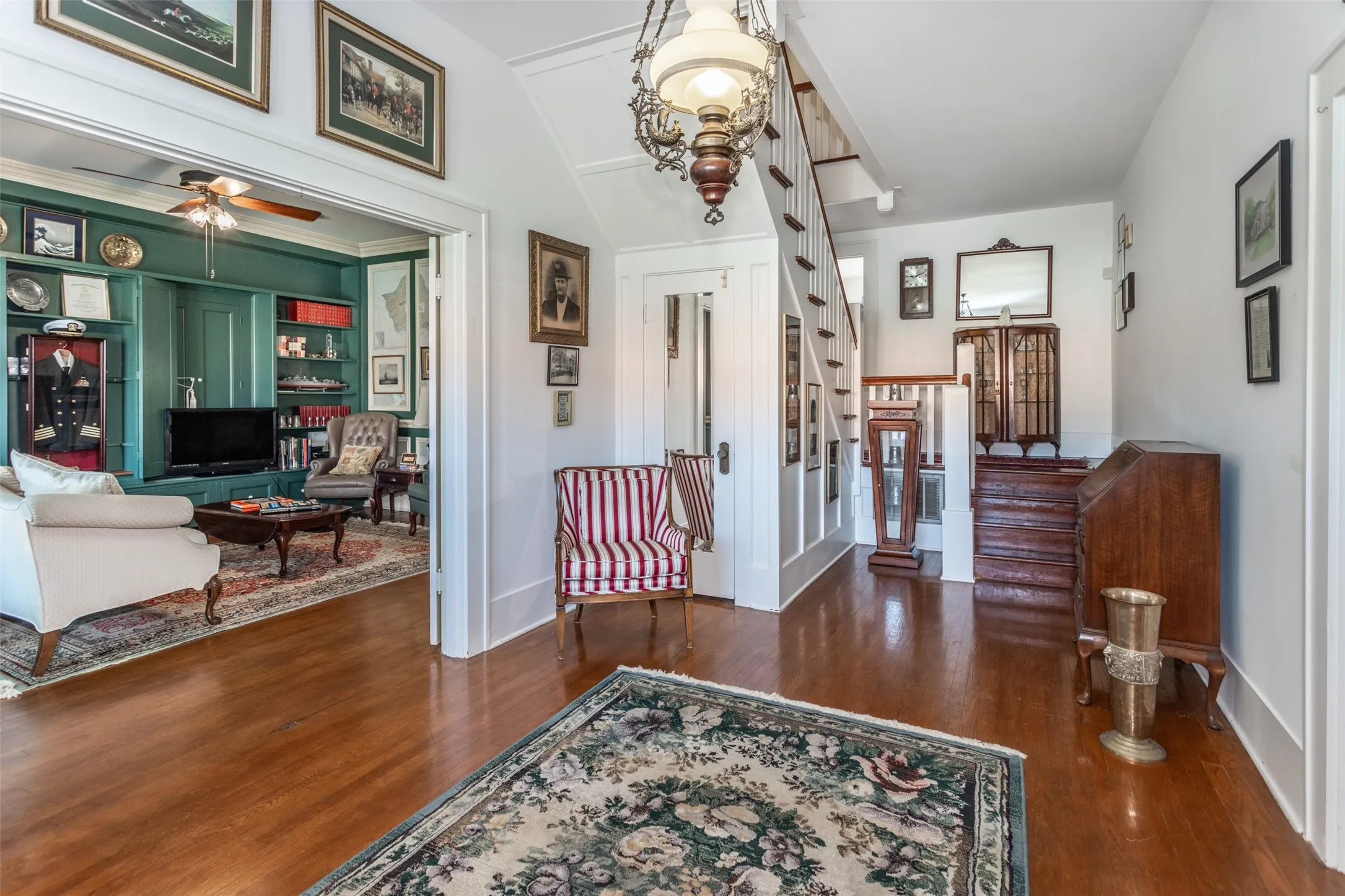 Single Family Residence For Sale in Cooke County , 1118 S Lindsay Street, Gainesville, Texas 76240, 3 Bedrooms, 4 Bathrooms, 2 Garage spaces, 3,000 Sqft, built in 1925, Price $349,000, mls#21345782, Real Estate Agent in Gainesville, Homes For Sale in Cooke county, Homes For Sale in Gainesville, Realtor in Gainesville Texas, Real Estate Brokerage Independent Realty Texas, Luminita Cordes Realtor