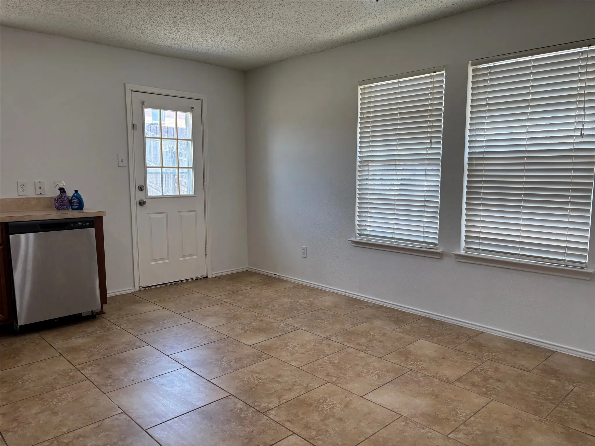 Single Family Residence For Rent in Denton County , 1657 S Knight Trail, Little Elm, Texas 75036, 3 Bedroom, 2 Bathroom, 2 Garage spaces, 1,571 Sqft, built in 2005, mls#21351858, Real Estate Agent in Little Elm, Homes For Rent in Denton county, Homes For Rent in Little Elm, Realtor in Little Elm Texas, Real Estate Brokerage Independent Realty Texas, Luminita Cordes Realtor