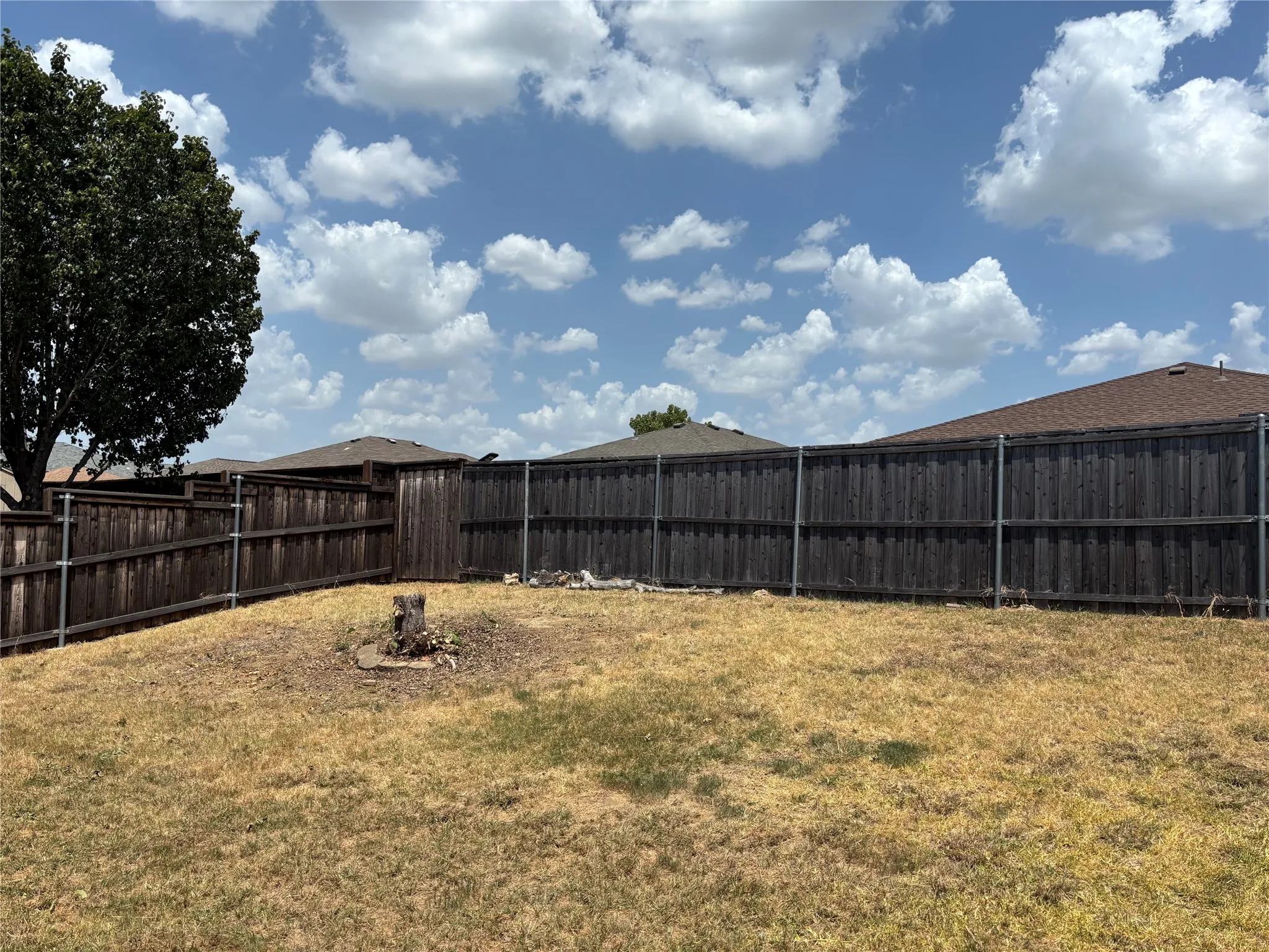 Single Family Residence For Rent in Denton County , 1657 S Knight Trail, Little Elm, Texas 75036, 3 Bedroom, 2 Bathroom, 2 Garage spaces, 1,571 Sqft, built in 2005, mls#21351858, Real Estate Agent in Little Elm, Homes For Rent in Denton county, Homes For Rent in Little Elm, Realtor in Little Elm Texas, Real Estate Brokerage Independent Realty Texas, Luminita Cordes Realtor